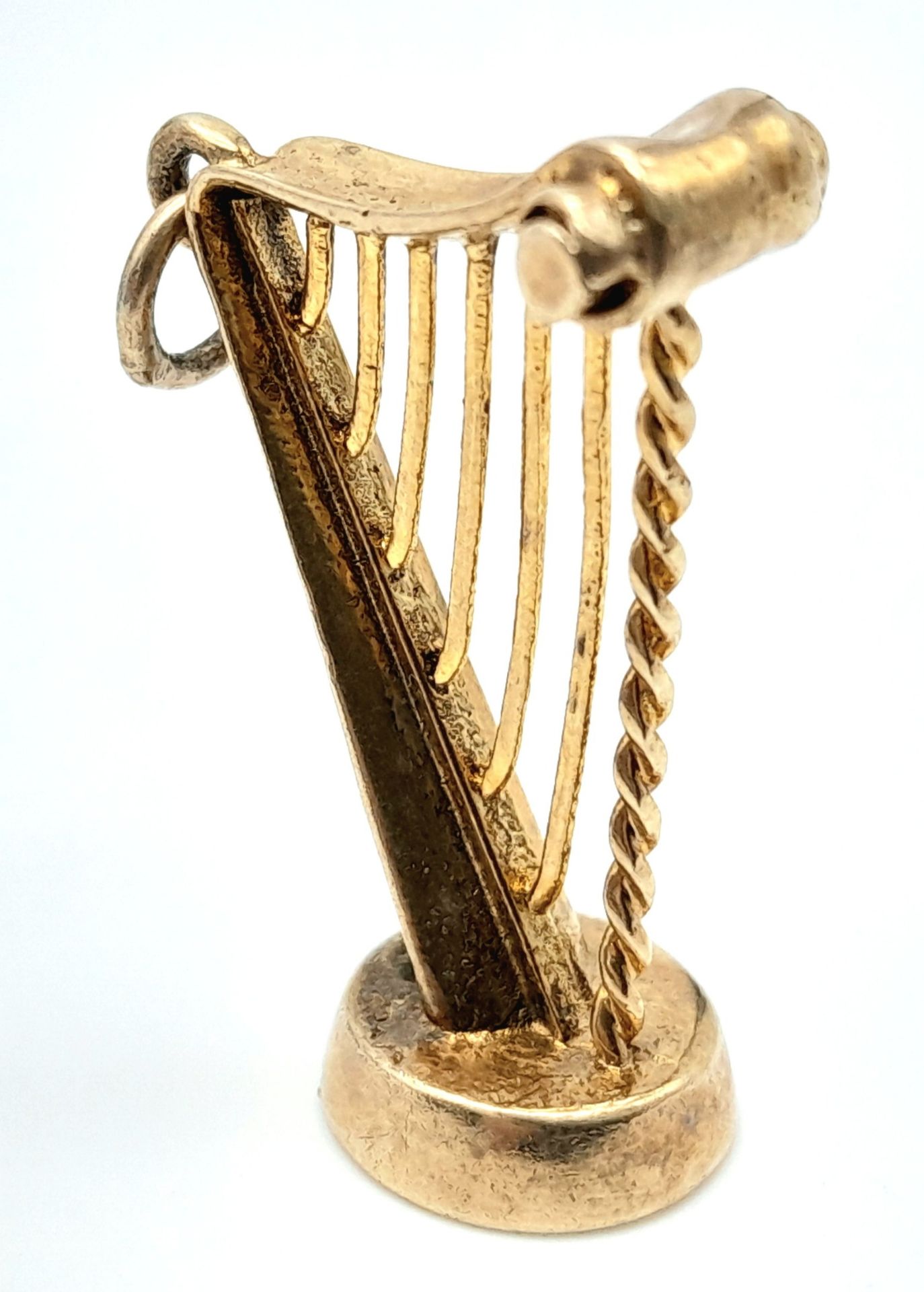 A 9K YELLOW GOLD IRISH HARP CHARM, POSSIBLY GUINESS THEMED. 2.9cm length, 4.2g weight. Ref: SC 8137