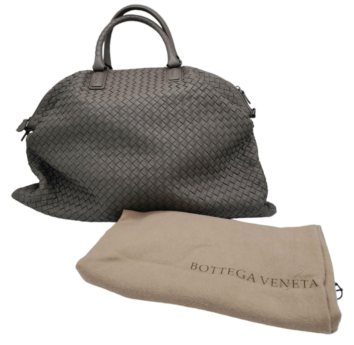 A Bottega Veneta Khaki Tote Bag. Intrecciato leather with chrome-toned hardware, two rolled - Bild 5 aus 8