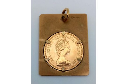 A 1976 Queen Elizabeth II Full Gold Sovereign on a 9K Yellow Gold Pendant Setting. 3.5cm x 2.5cm. - Bild 4 aus 6