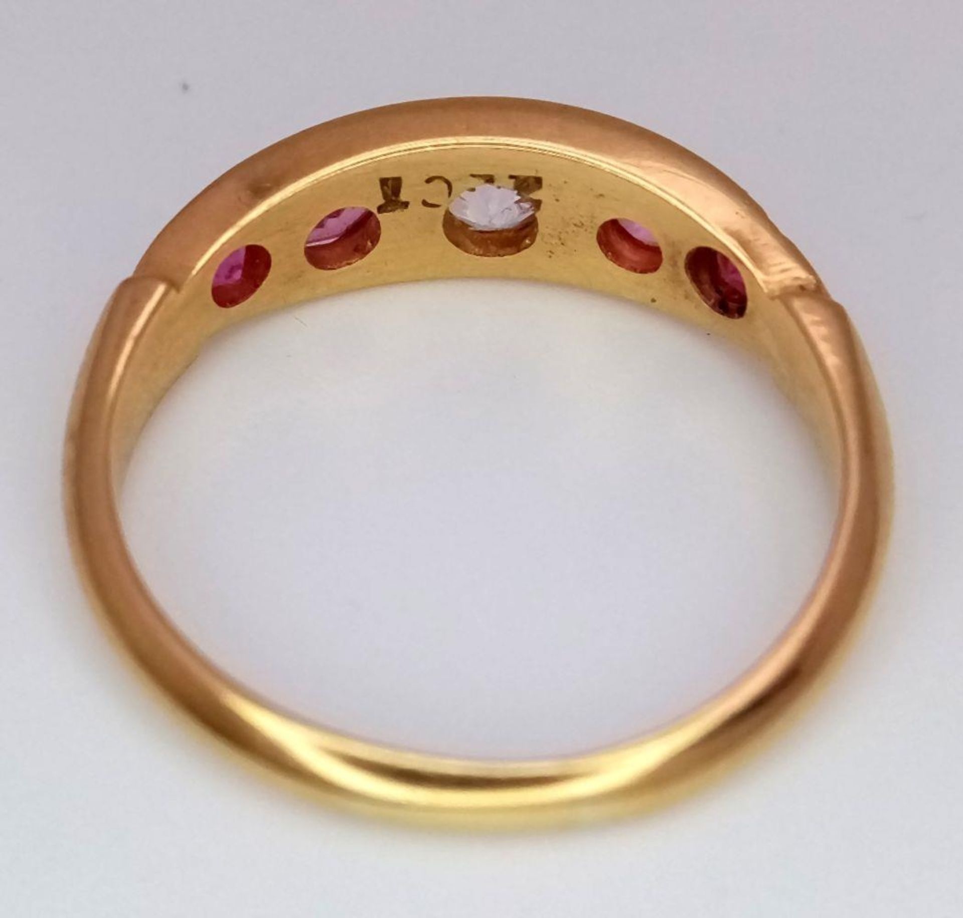 A 22K Yellow Gold Ruby and Diamond Ring. A central diamond with two beautiful rubies either side. - Bild 5 aus 5