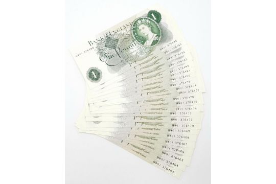 Twenty-Four Vintage (1970) Mint £1 Bank of England Notes with Consecutive Serial Numbers. HW01 - Bild 1 aus 4