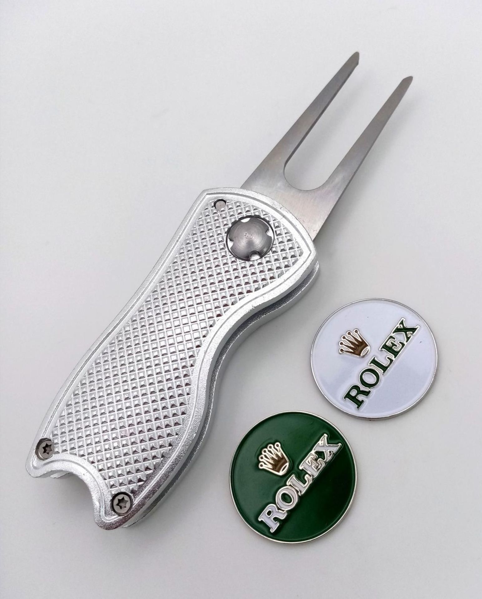 A Rolex Branded Flick Golf Putting Repair Green Tool. Comes with two Rolex branded ball markers. - Bild 2 aus 3