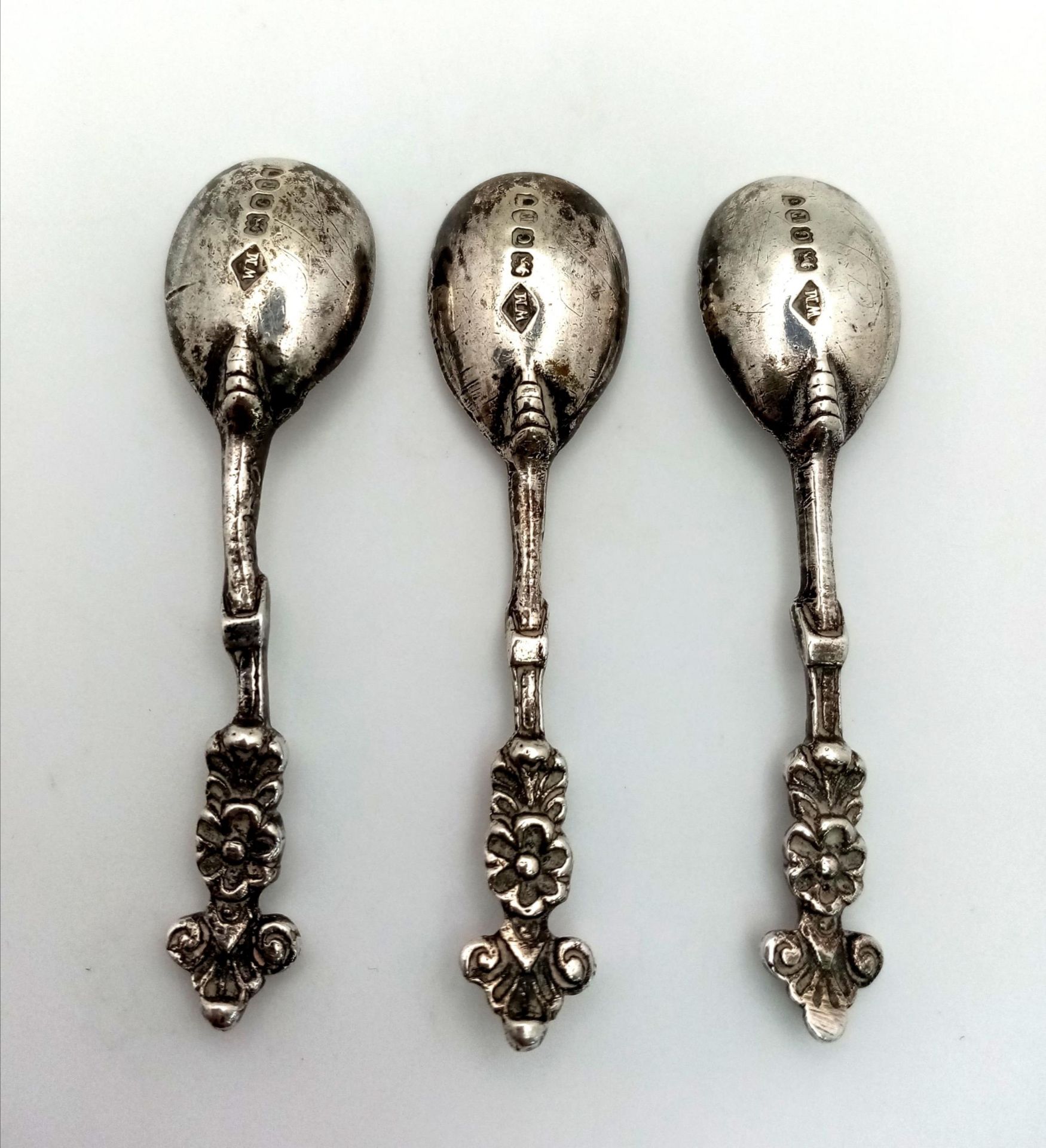 Three Antique Sterling Silver Condiment Spoons - With ornate Fleur de Lis Bird Claw handles. Two - Bild 2 aus 4