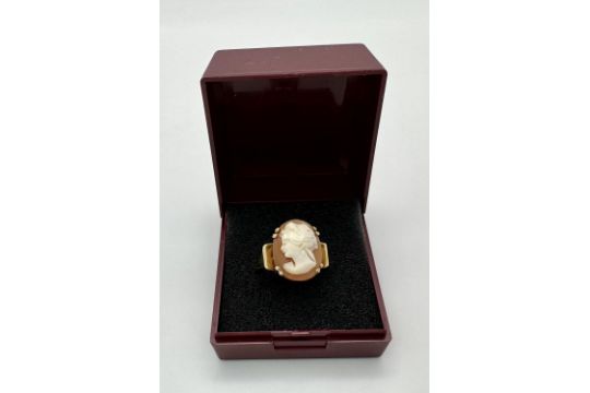 Vintage 9 CARAT GOLD CAMEO RING. Fully hallmarked. Nice condition CAMEO sitting on wide GOLD - Image 7 of 8