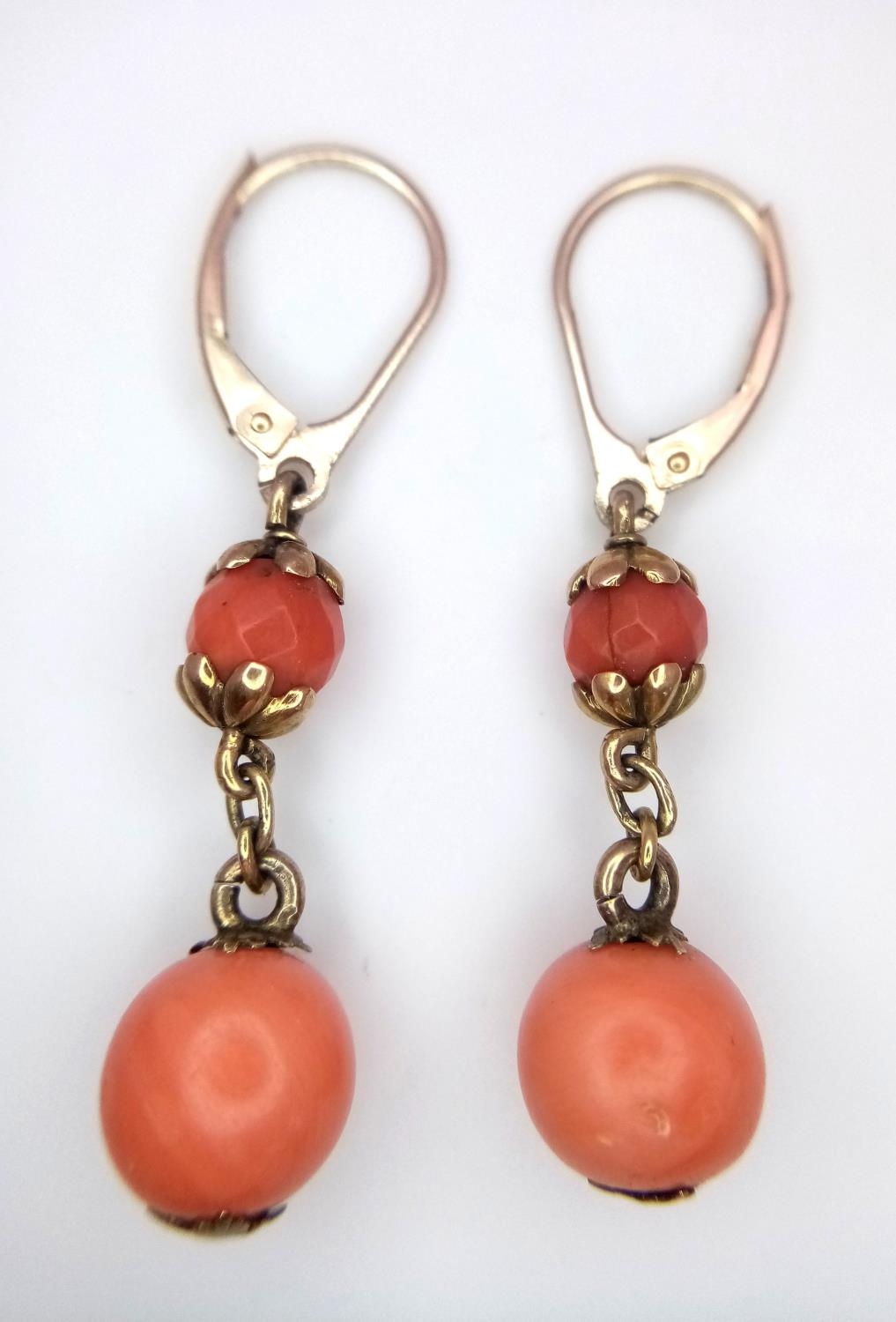 A Pair of Vintage 18K Yellow Gold Graduating Coral Drop Earrings. Lever-back clasps. 2.5cm drop. 4. - Image 2 of 4