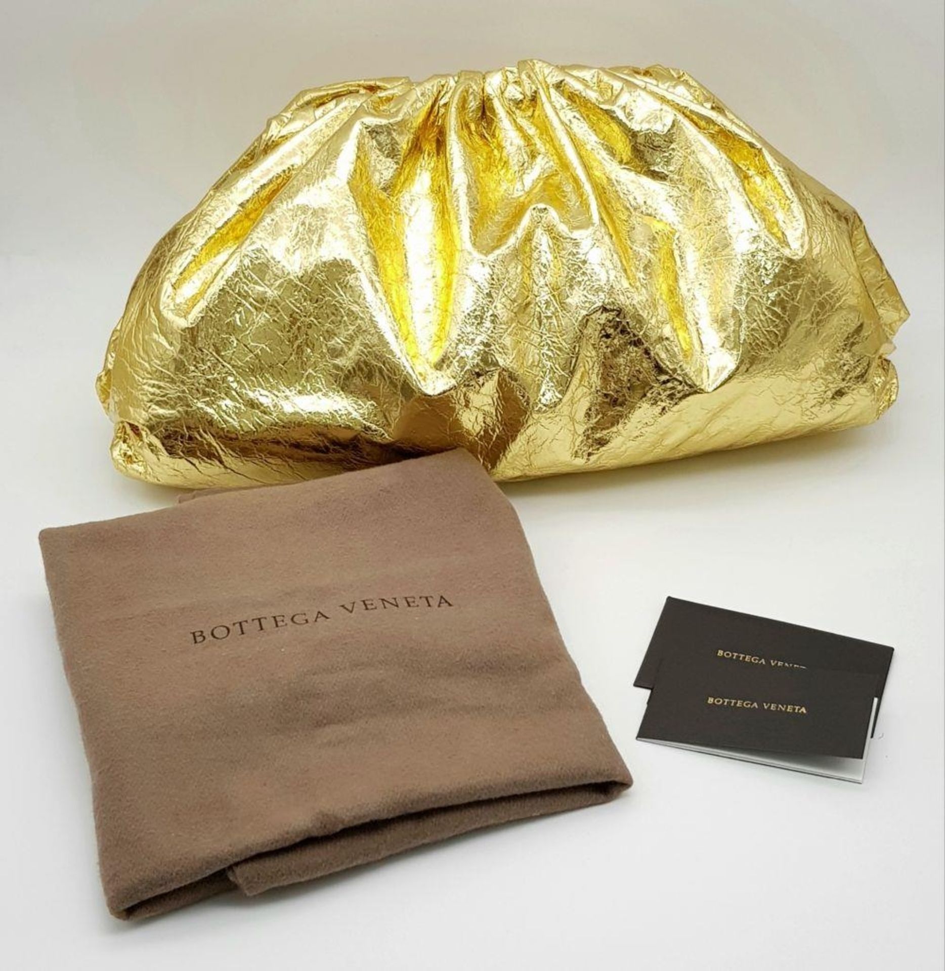 A Bottega Veneta Gold Metallic Pouch Clutch Bag. Crinkled leather exterior with magnetic closure. - Bild 5 aus 7