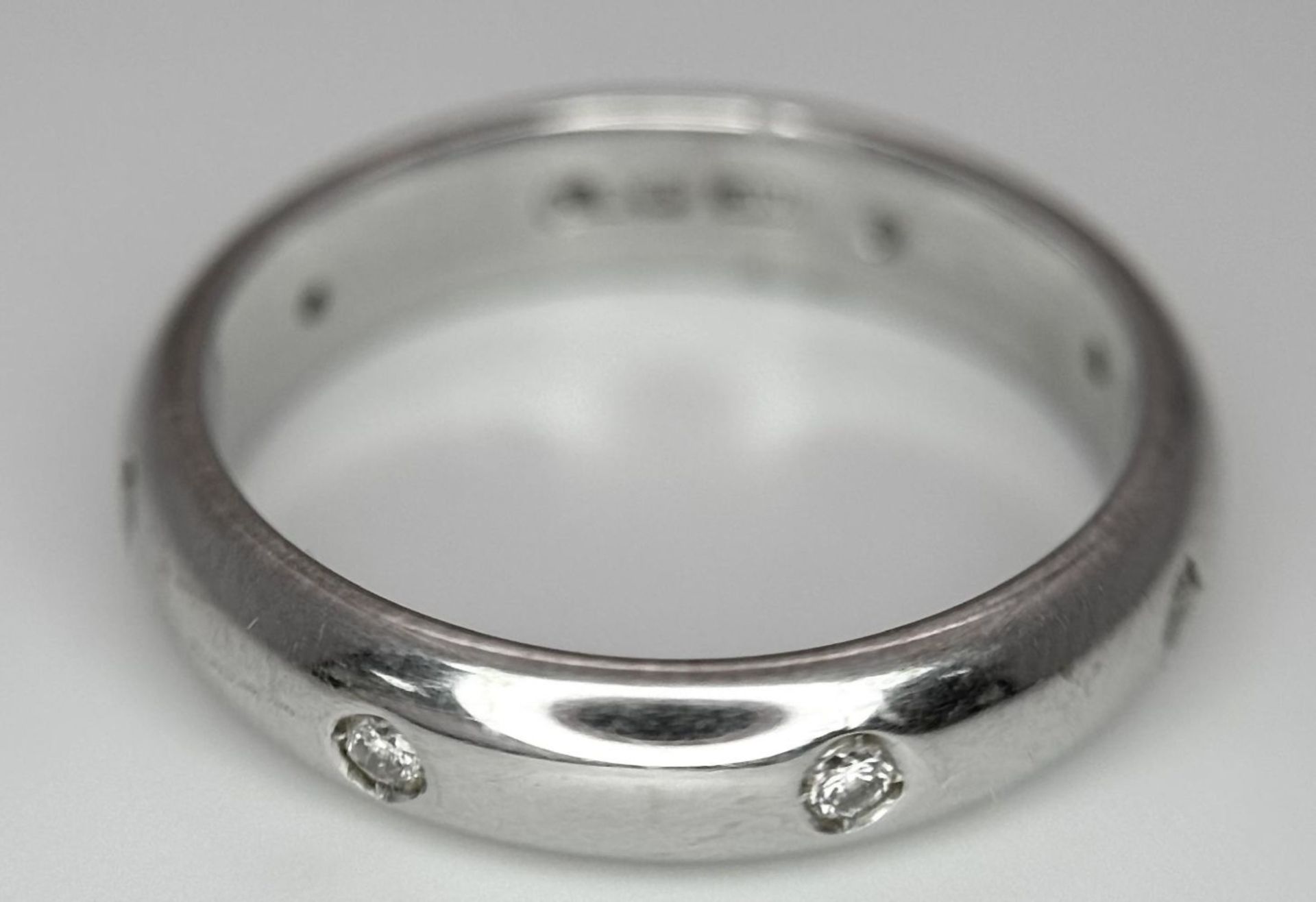 AN 18K WHITE GOLD AND INSET DIAMONDS BAND RING . 4.4gms size L - Bild 4 aus 6