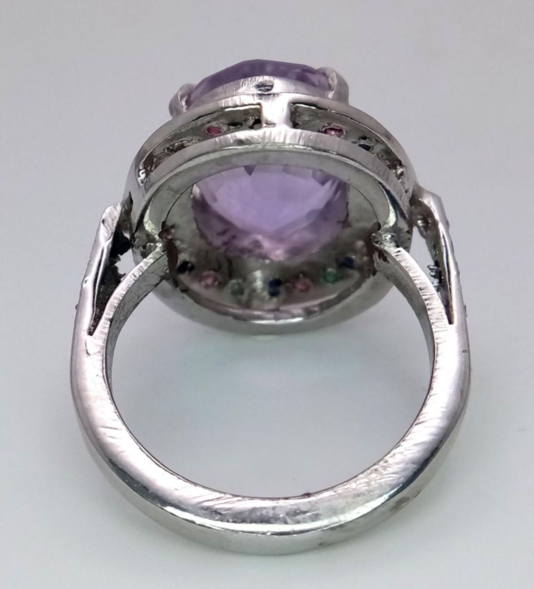 An Amethyst Ring with Multi-Coloured Sapphire Surround. 925 silver. Ring size Q/R, 10g total weight. - Bild 5 aus 6