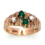 Vintage 9 carat GOLD RING, Having attractive grooved Band with Jade and Seed Pearls mounted to