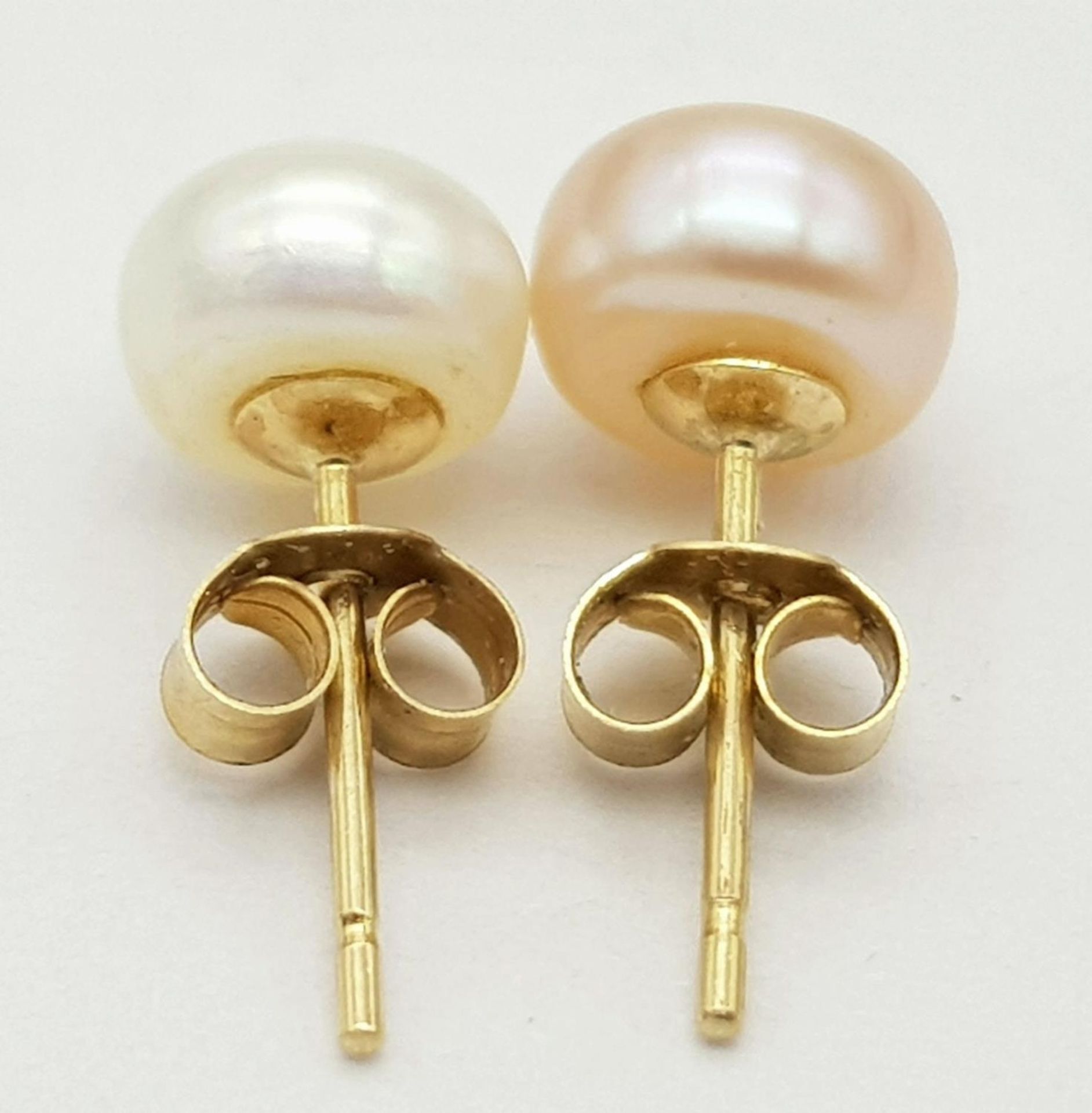 A 9K YELLOW GOLD PEARL STUD EARRINGS. 0.75G IN WEIGHT. Ref: SC 5070 - Bild 2 aus 5