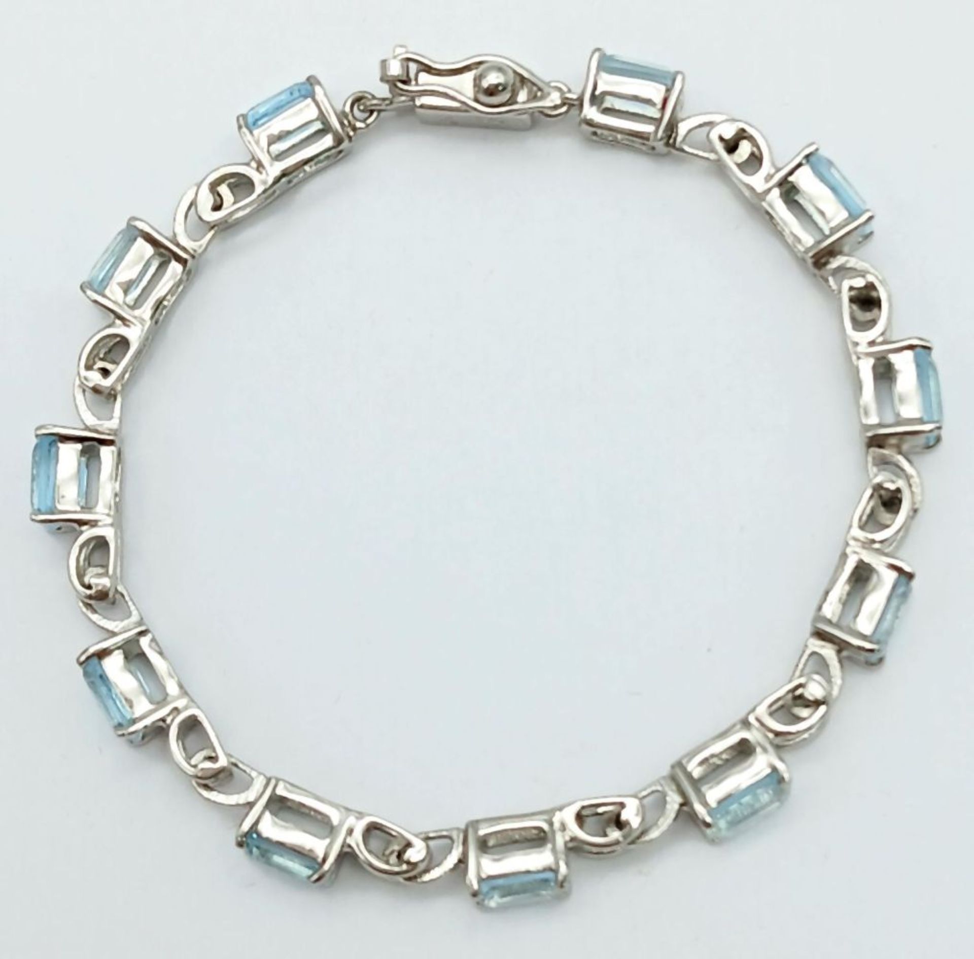 A Rectangular Step Cut Blue Topaz Tennis Bracelet. On 925 silver. 28ctw. 18cm length, 17.4g total - Bild 3 aus 6