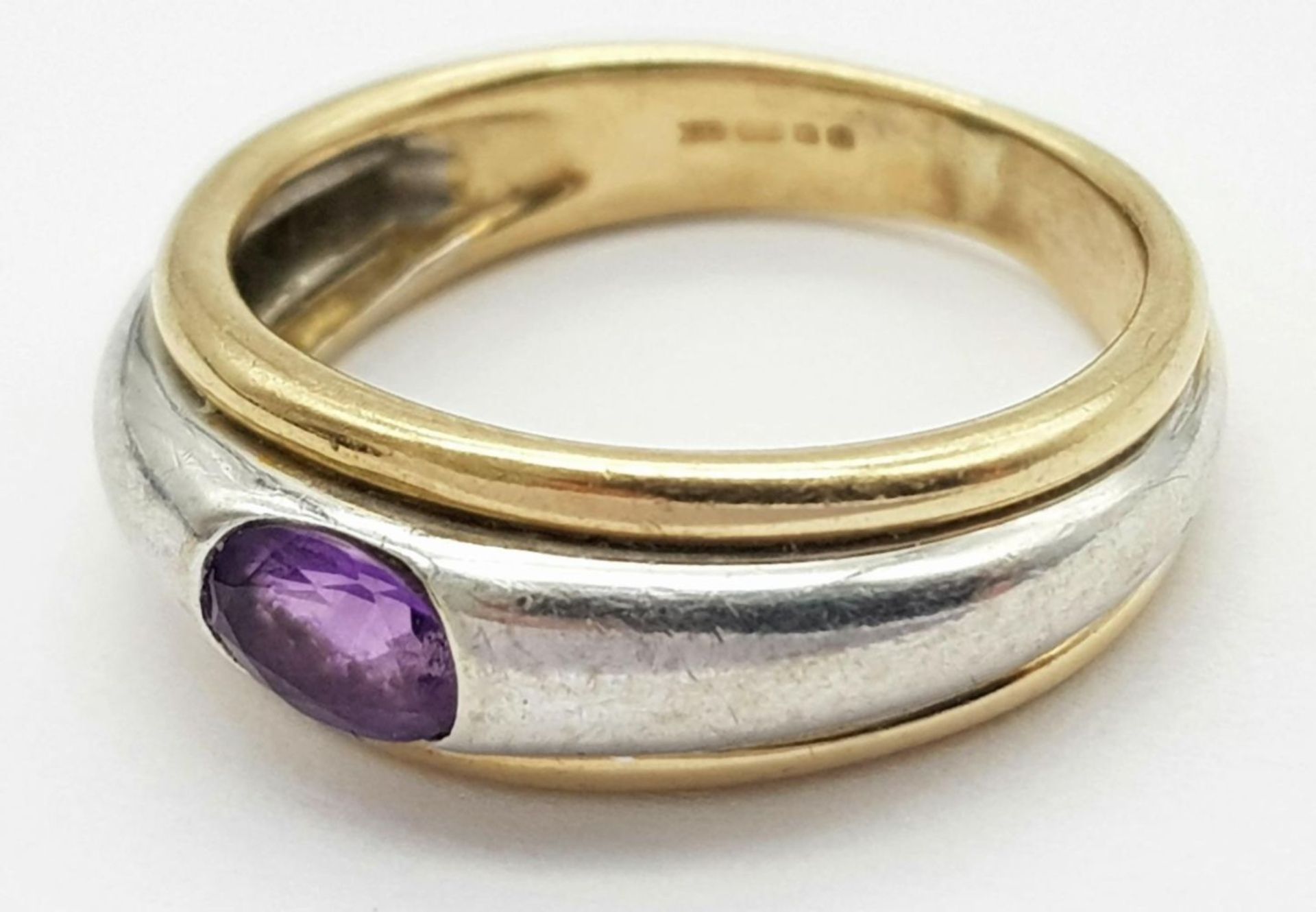 Impressive and unusual 9 carat YELLOW and WHITE GOLD RING, Having an oval AMETHYSYT channel set to - Bild 3 aus 6