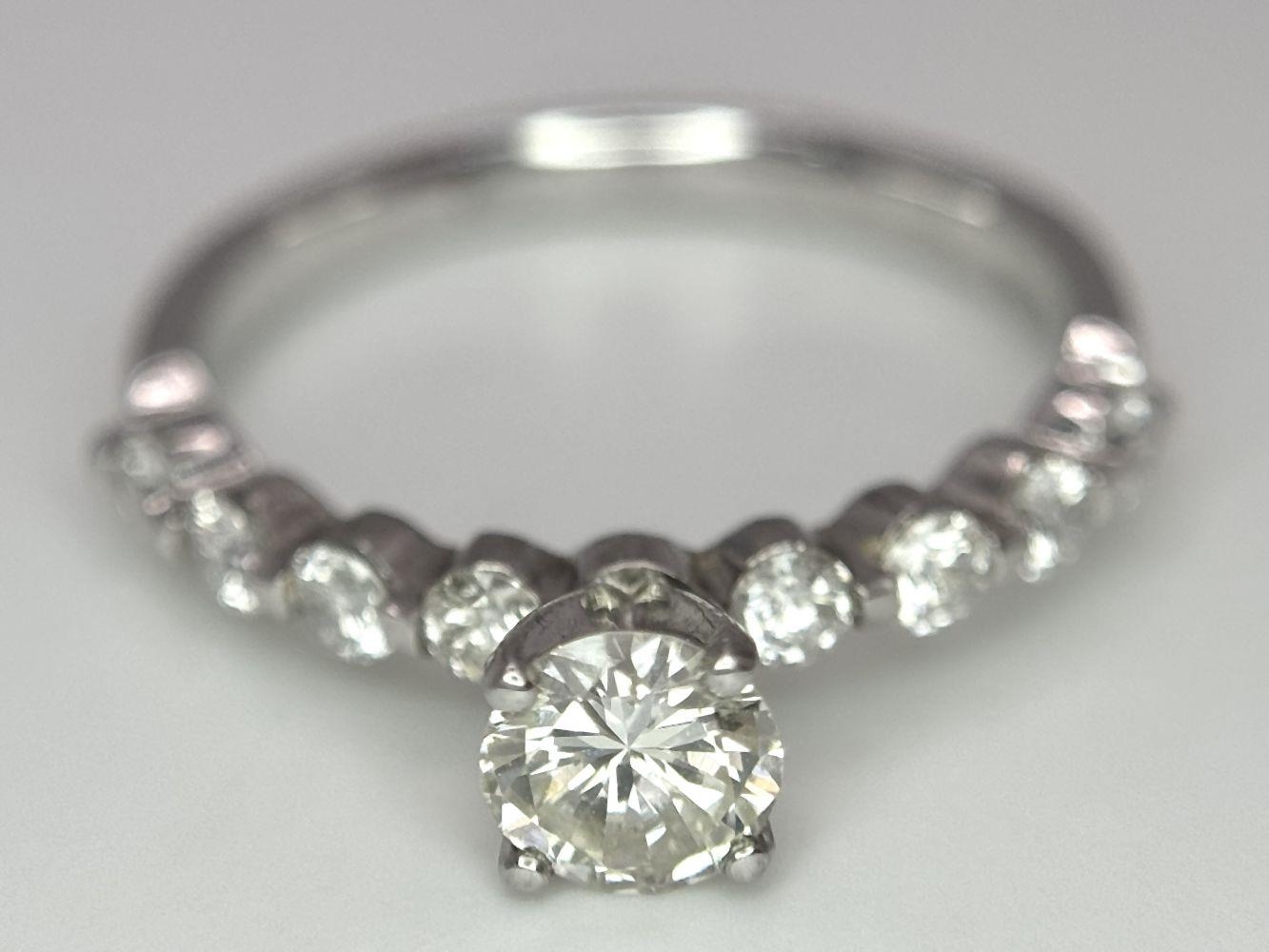 A 14K WHITE GOLD DIAMOND SOLITAIRE RING WITH DIAMOND SHOULDERS - 0.50CT ROUND BRILIANT DIAMOND - Image 8 of 10