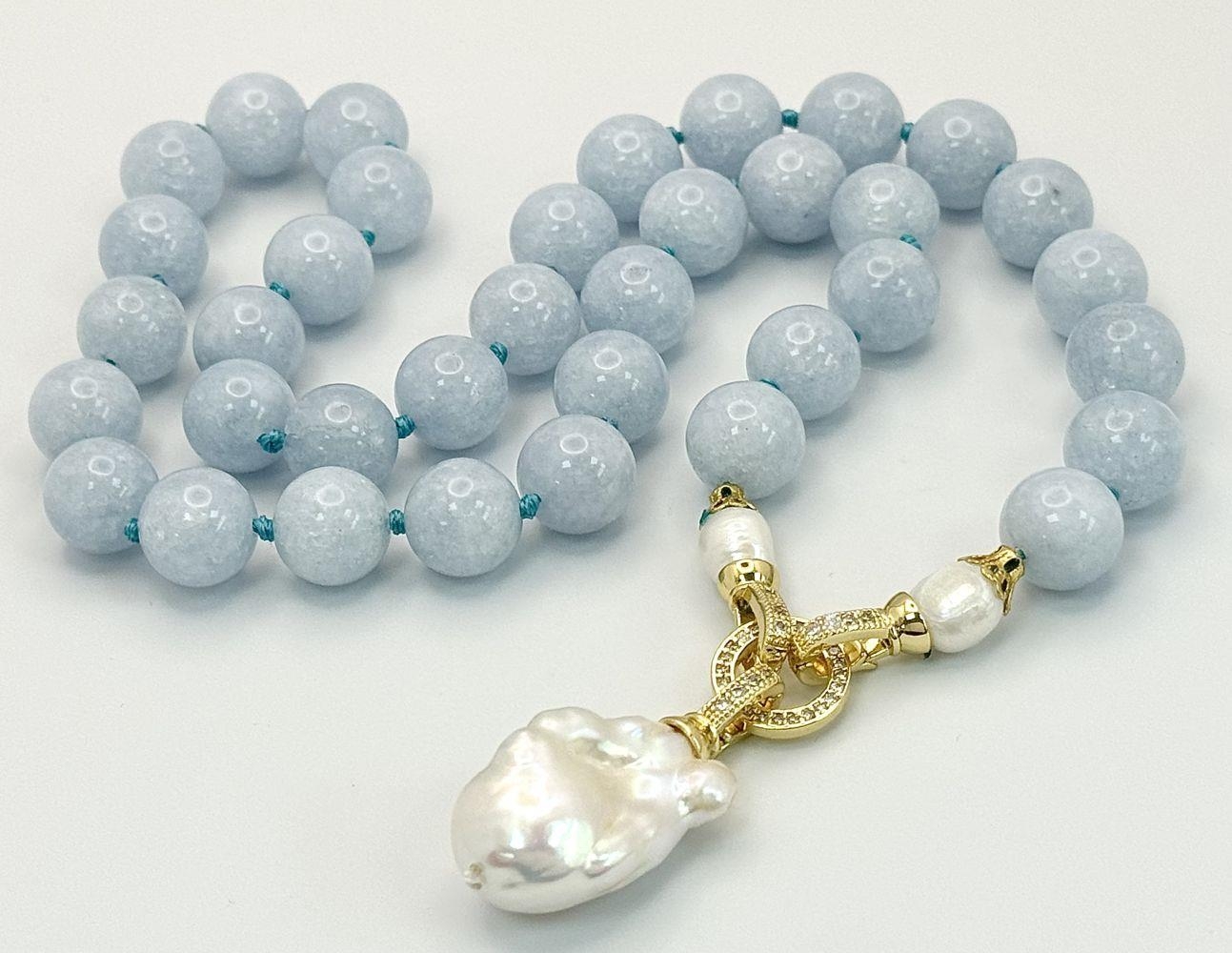 An Aquamarine Bead Necklace with Hanging Baroque Pearl Pendant. 12mm beads. 5cm hanging pendant, - Image 2 of 5