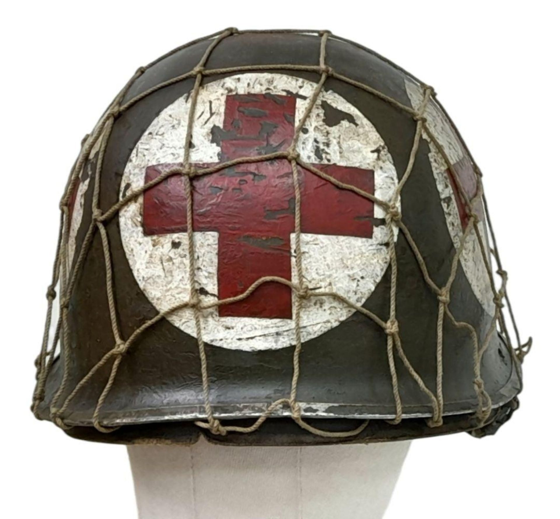 A WW2 US Medics Helmet. With a Capac Liner. Both Helmet and liner bear the red cross insignia. The - Bild 4 aus 5