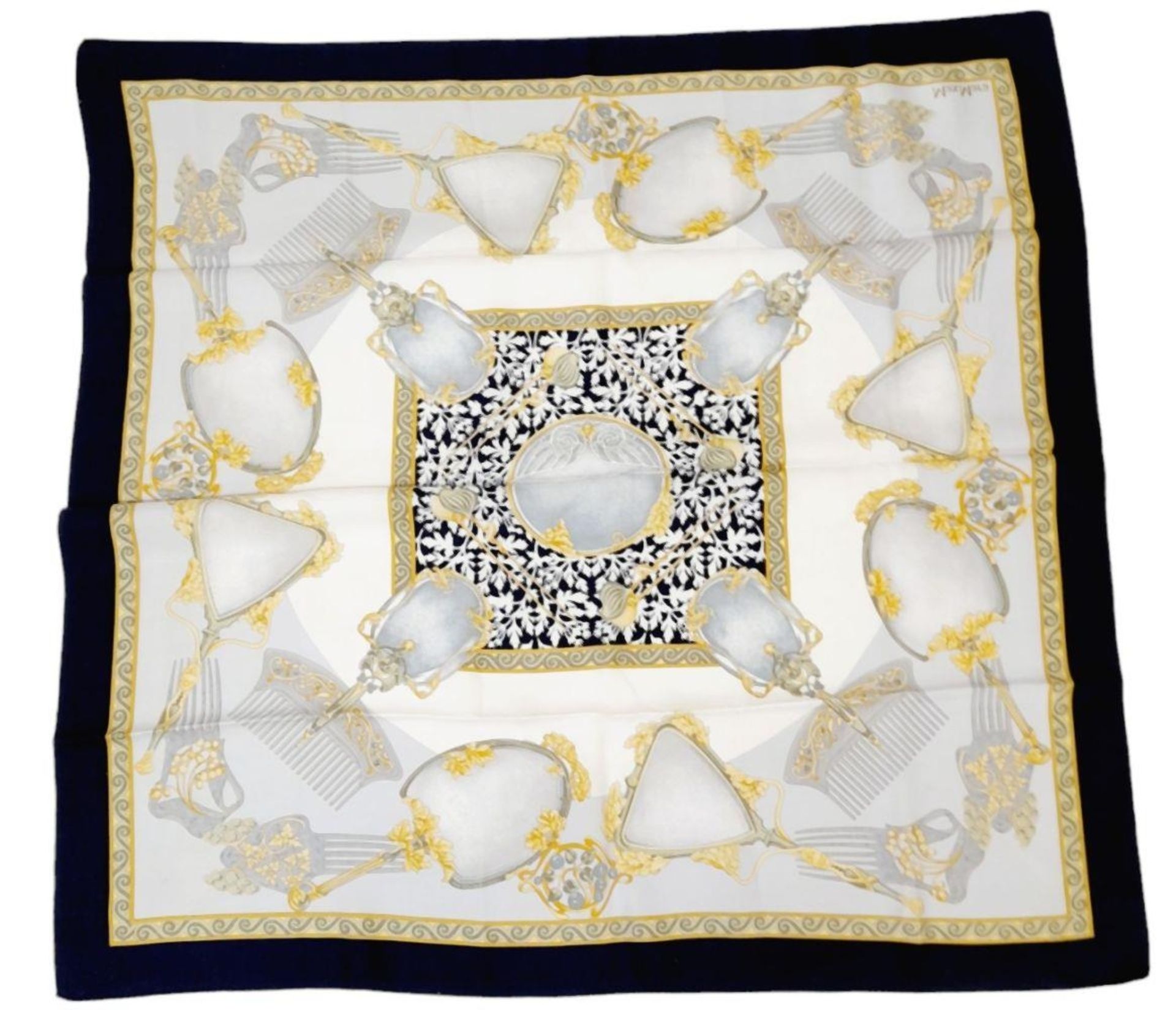 A meticulously detailed design Max Mara Scarf with a central floral motif in black and white, framed - Bild 2 aus 3