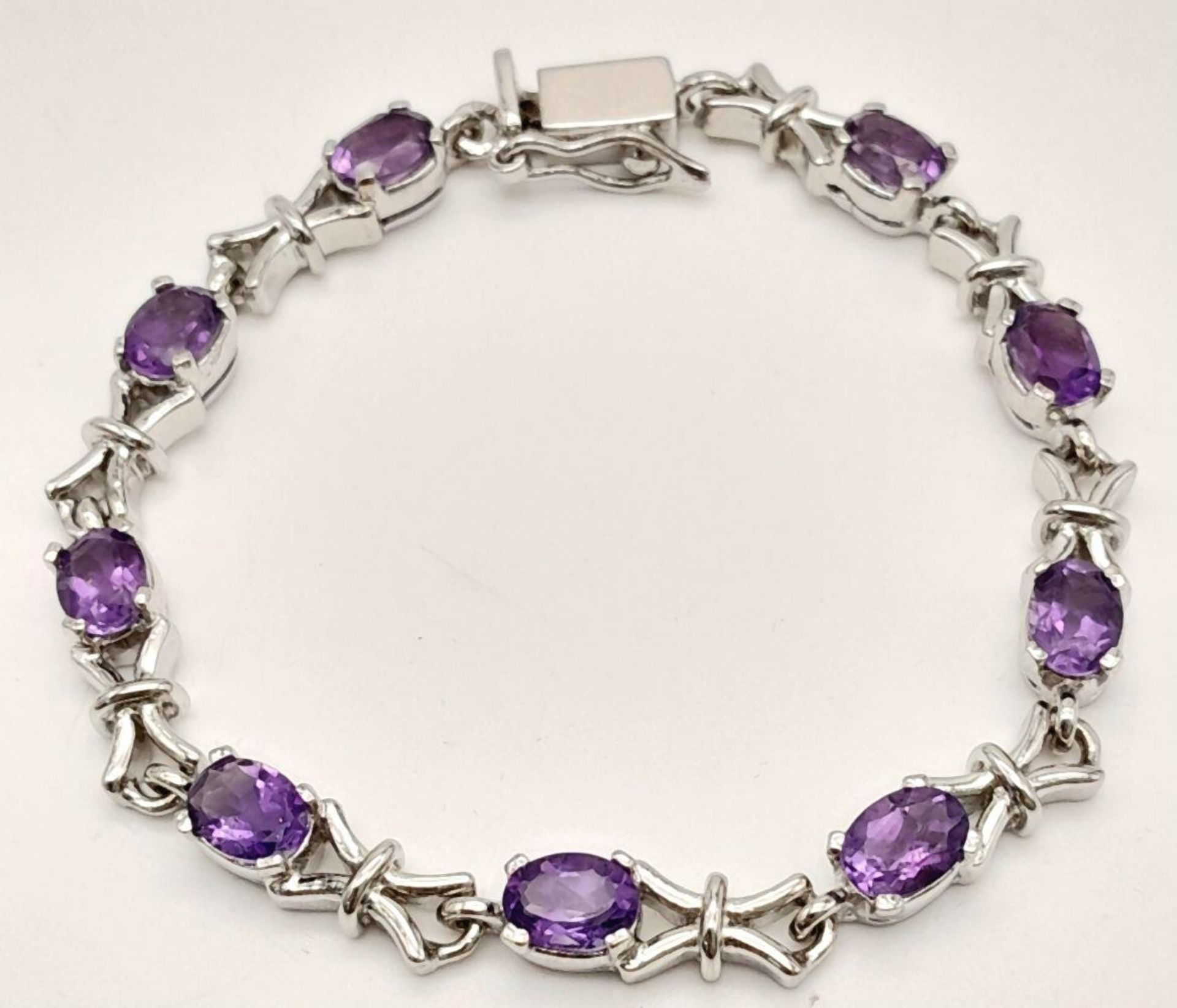 An Amethyst Gemstone Tennis Bracelet set in 925 Silver. 16cm. CD - 1430