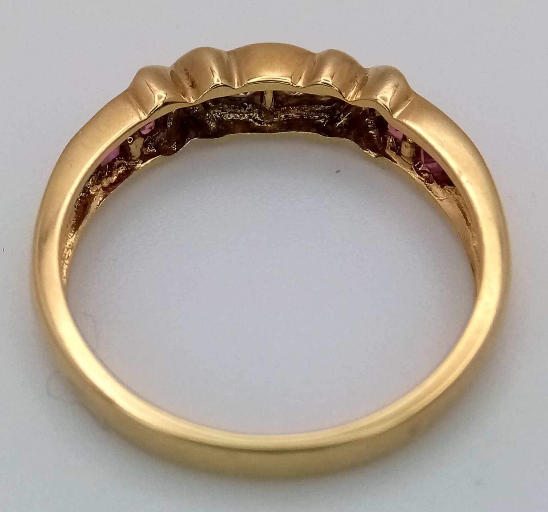 A 18K YELLOW GOLD DIAMOND & RUBY BAND RING. TOTAL WEIGHT 3.2G. SIZE N. Ref: SC 4082 - Bild 5 aus 5