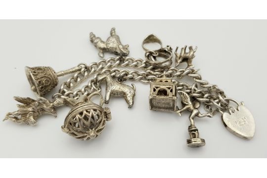 A beautiful vintage Solid Silver 925 Charm Bracelet, with 9 charms, Heart Padlock and safety - Bild 5 aus 7