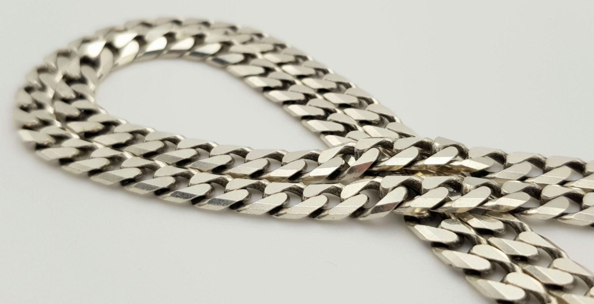 An Elegant Solid Silver 925 Curb Chain Necklace, 33.3 grams, 51cm. In excellent condition. - Bild 4 aus 7