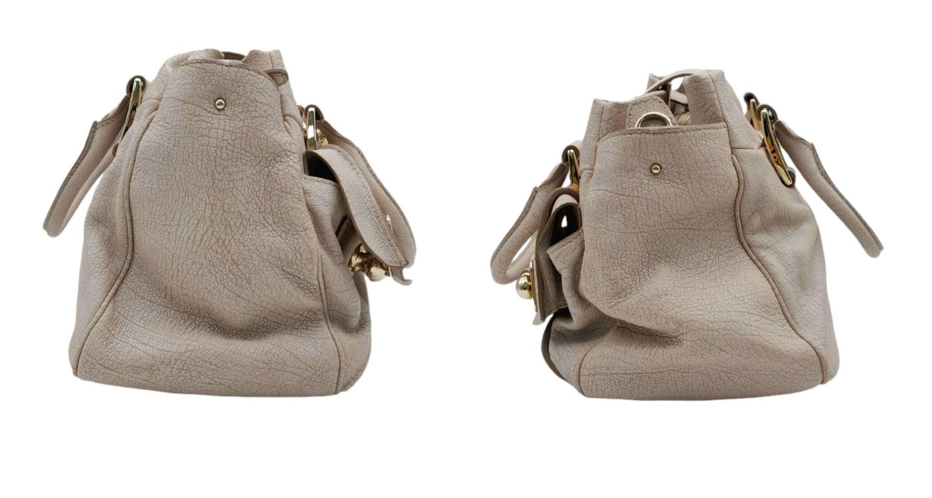 A Celine Brown Leather Shoulder Bag. Gold tone hardware. Twin exterior pockets. Two large clip - Bild 6 aus 9