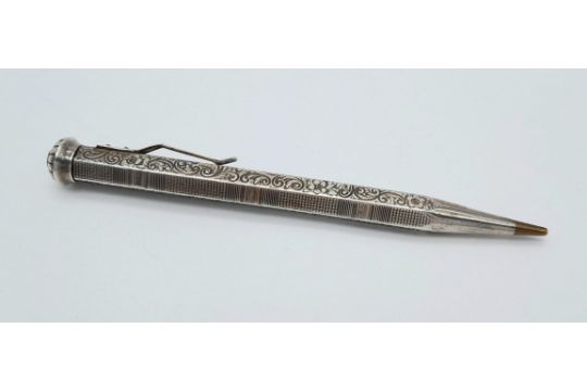 A vintage 800 silver pen with fabulous ornate engravings. Total weight 14.4G. Total length 12cm. - Image 1 of 4