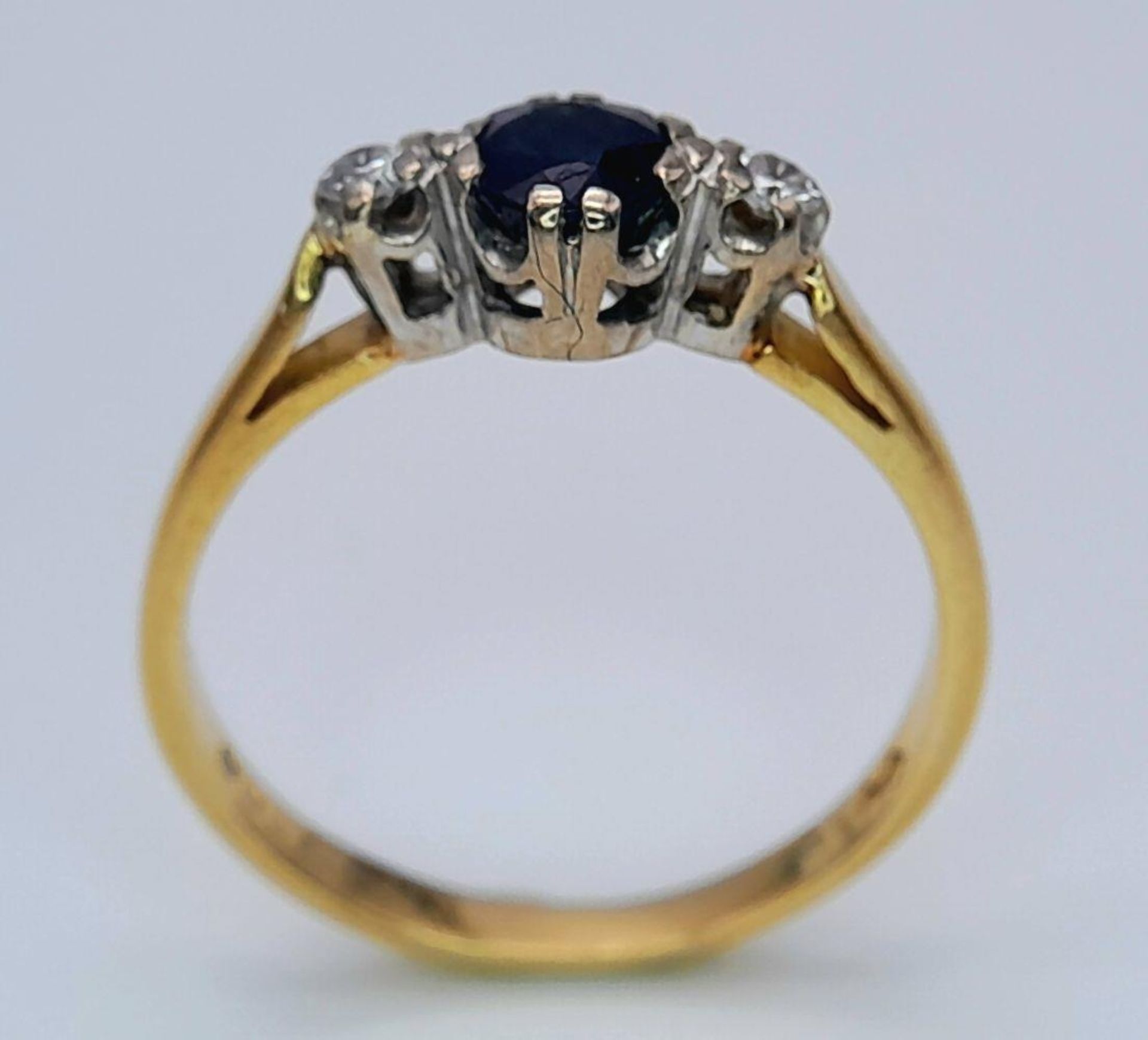 AN 18K YELLOW GOLD DIAMOND & SAPPHIRE 3 STONE RING. 2.7G IN WEIGHT. SIZE M AND 1/2. Ref: SC 6098 - Bild 2 aus 6