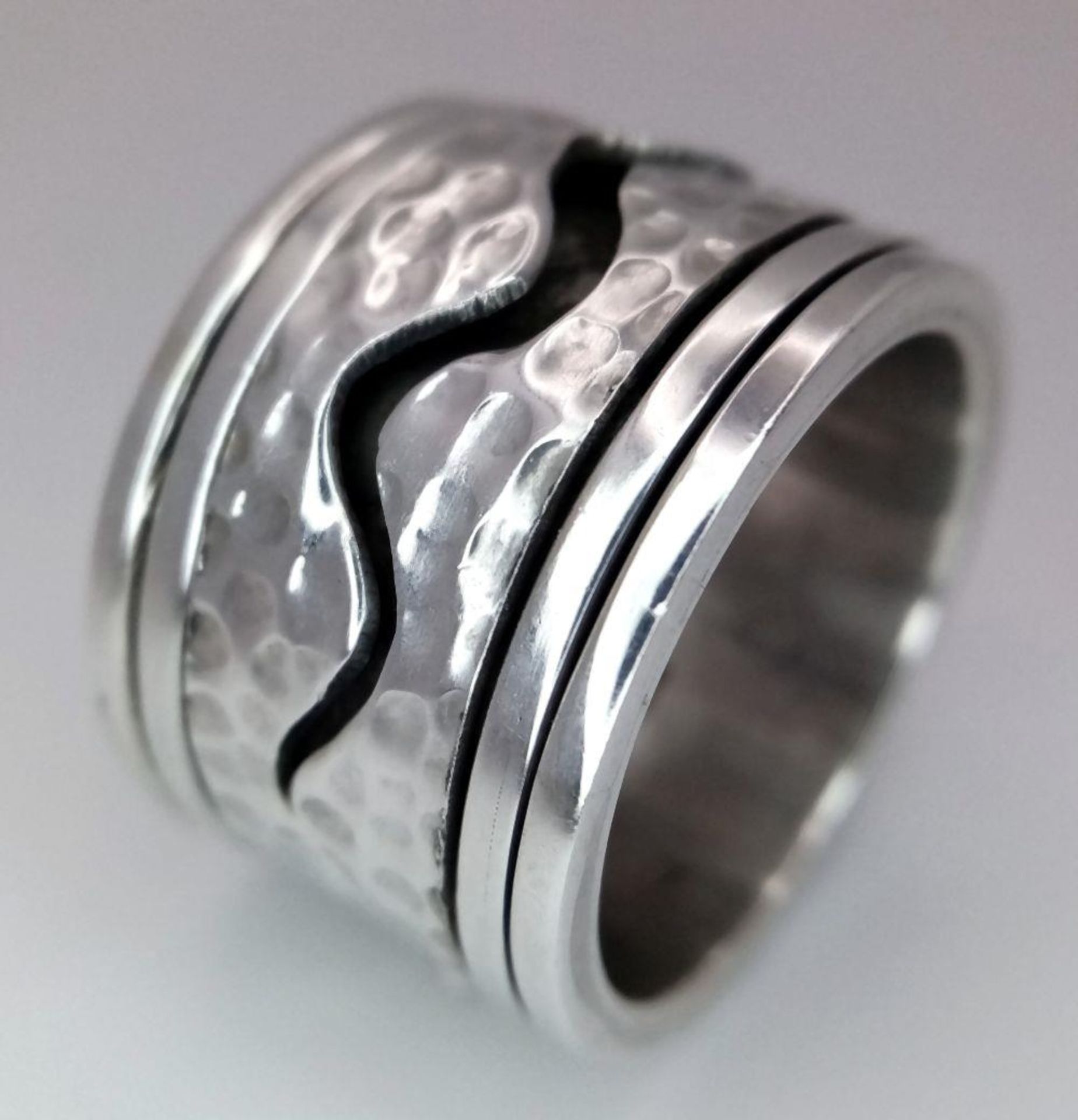 A Heavy Wide Band Sterling Silver Detailed Spinner Ring Size Q. The Ring Measures 1.4cm Wide and - Bild 3 aus 5