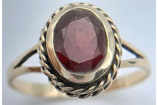 Attractive 9 carat GOLD and GARNET RING.The Garnet beautifully oval cut and Mounted to top with Gold - Bild 3 aus 4