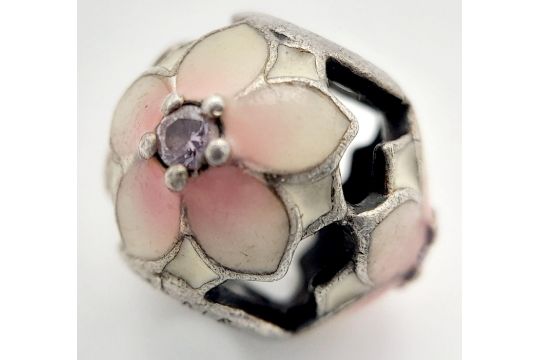 A PANDORA STERLING SILVER STONE SET & ENAMELLED FLOWER CHARM. 1.7G. Ref: SC 9022 - Bild 1 aus 5