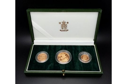 A Royal Mint 22k Gold Proof Three-Coin Sovereign Collection. This limited edition collection has a - Bild 5 aus 7