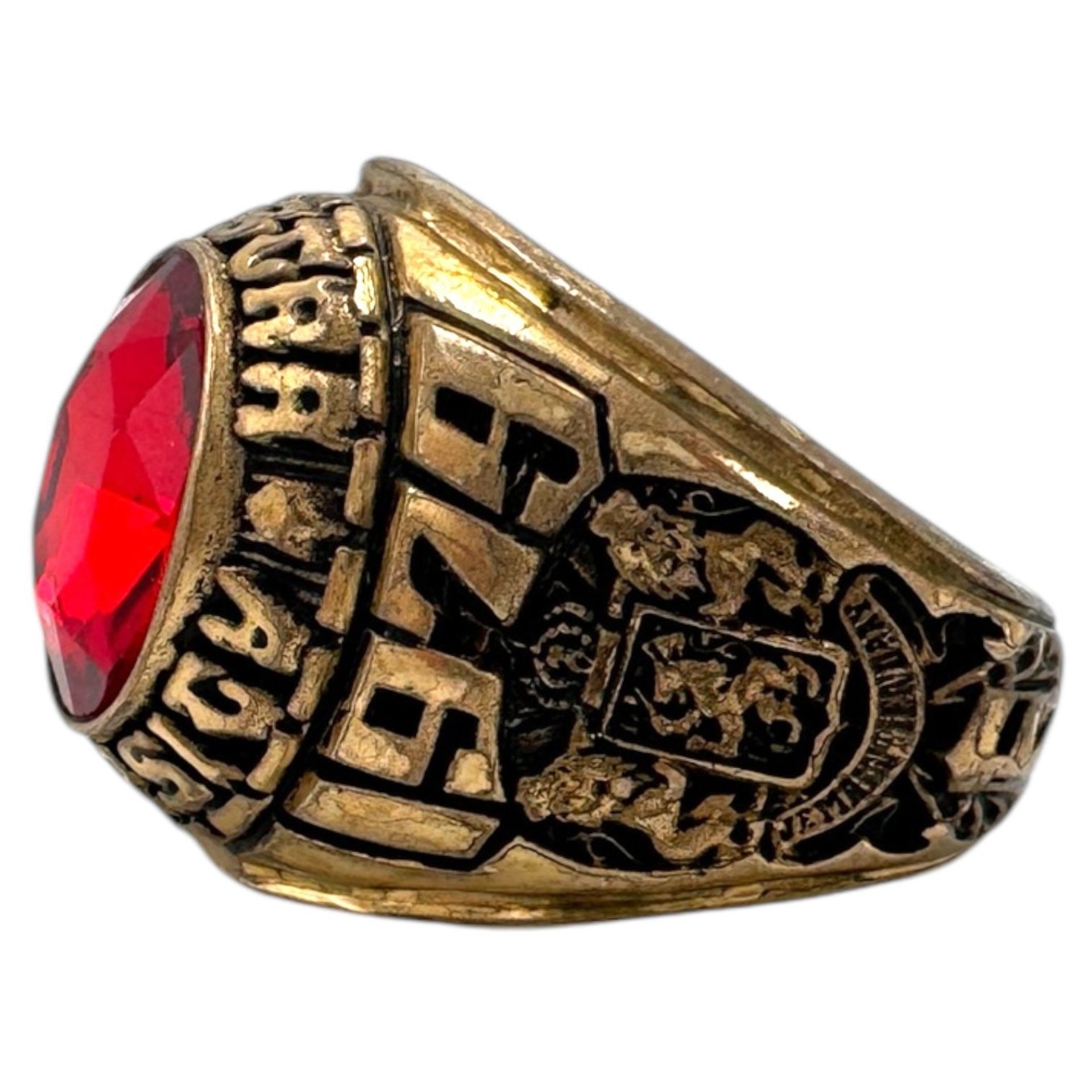 A Vietnam War Era US fraternity Ring. 10k Gold plated with a red oval gemstone. Jostens USA - Image 5 of 7