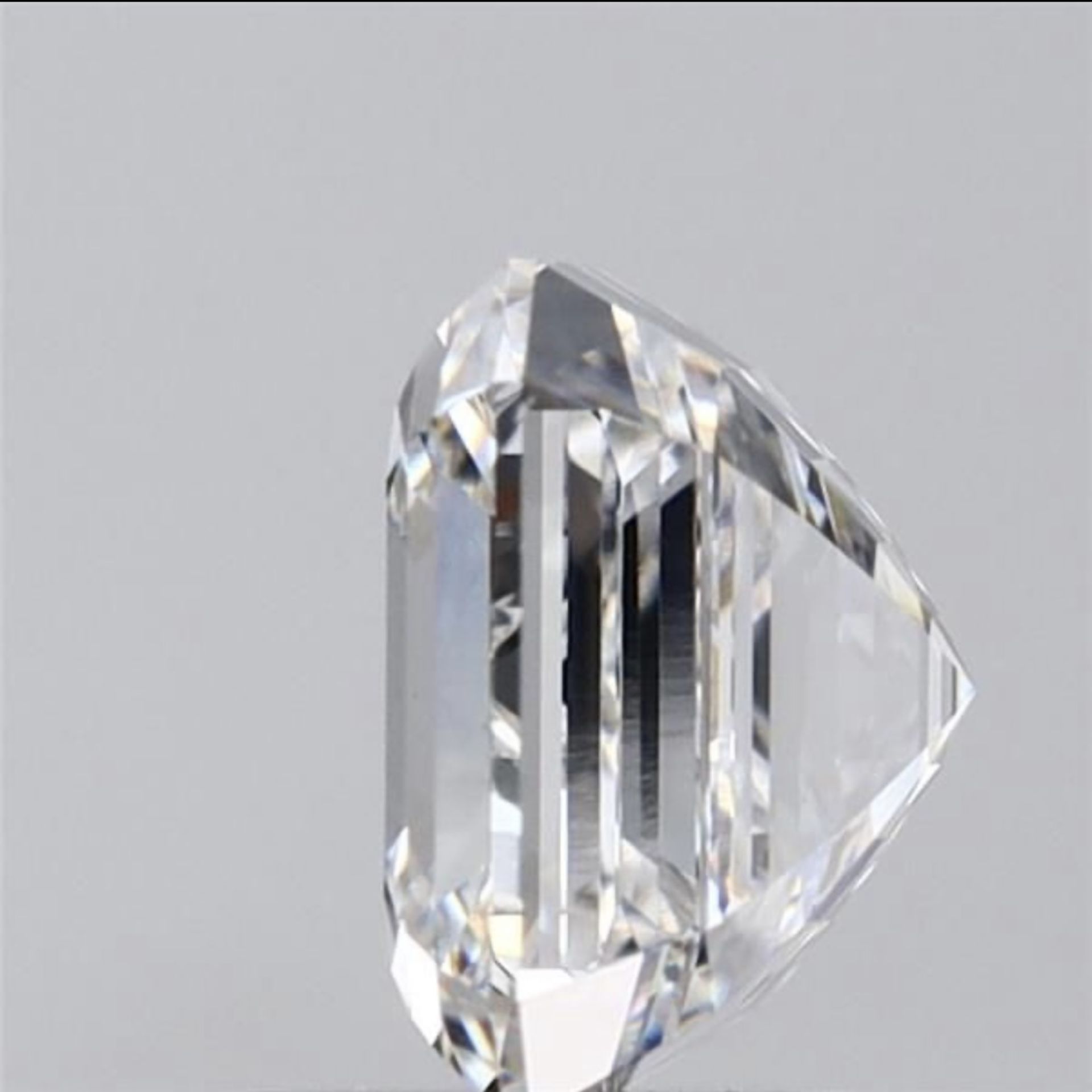 Asscher Cut Diamond 3.03 Carat E Colour VS2 Clarity IGI Certificate ( Loose Diamond ) - Image 2 of 4