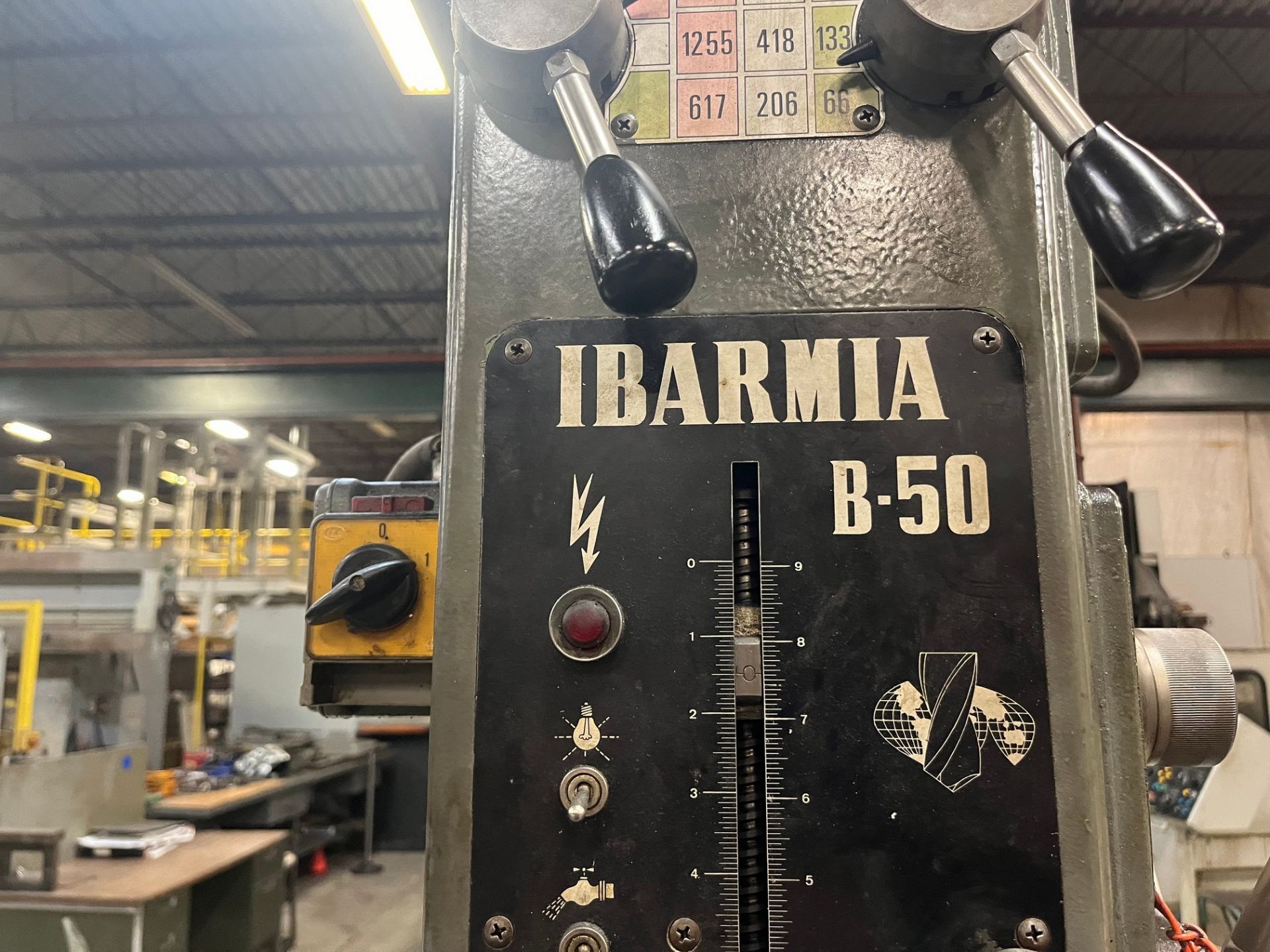 IBARMIA B-50 GEAR HEAD DRILL PRESS, 66 – 1,255 RPM, POWER FEED, S/N 643C W/ MACHINE VISE, TOOLING, - Image 5 of 6
