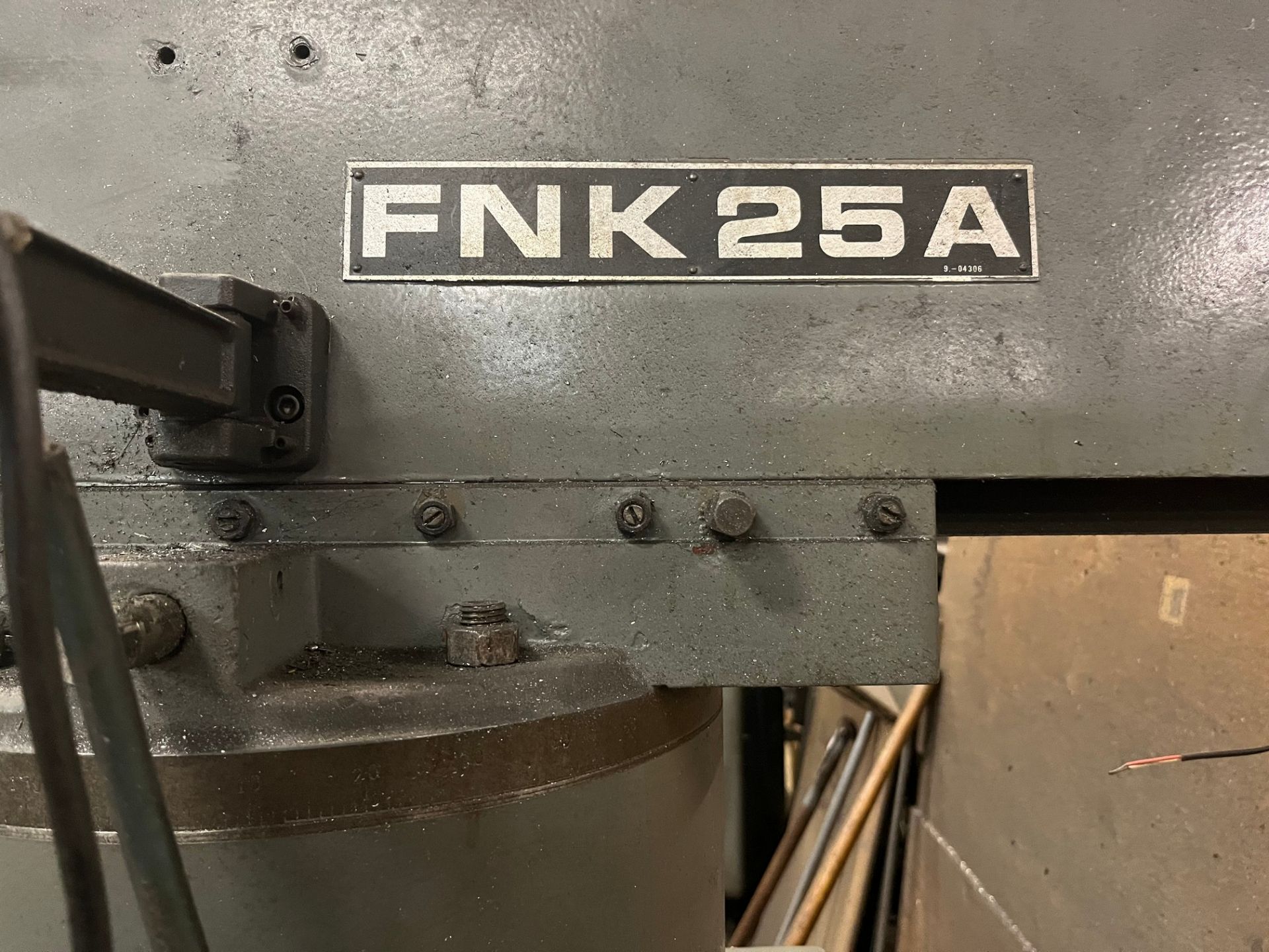 TOS FNK25A VERTICAL MILLING MACHINE, NEWALL 2-AXIS DRO, X-AXIS POWER FEED, 11” X 48” TABLE, 40 NMT - Image 4 of 6