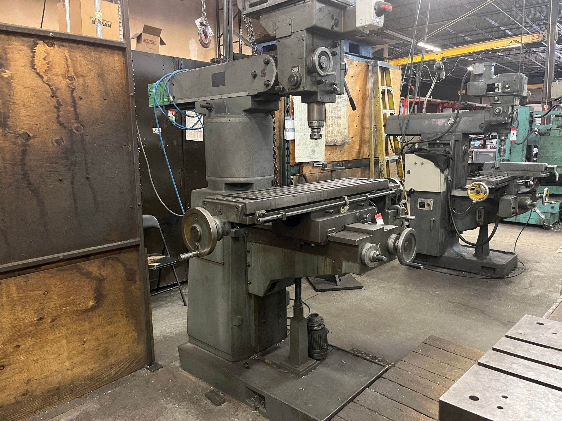VERTICAL MILLING MACHINE, X-AXIS POWER FEED, 10” X 42” TABLE, 40 NMT SPINDLE, 84 – 2,750 RPM, STEP - Image 3 of 6