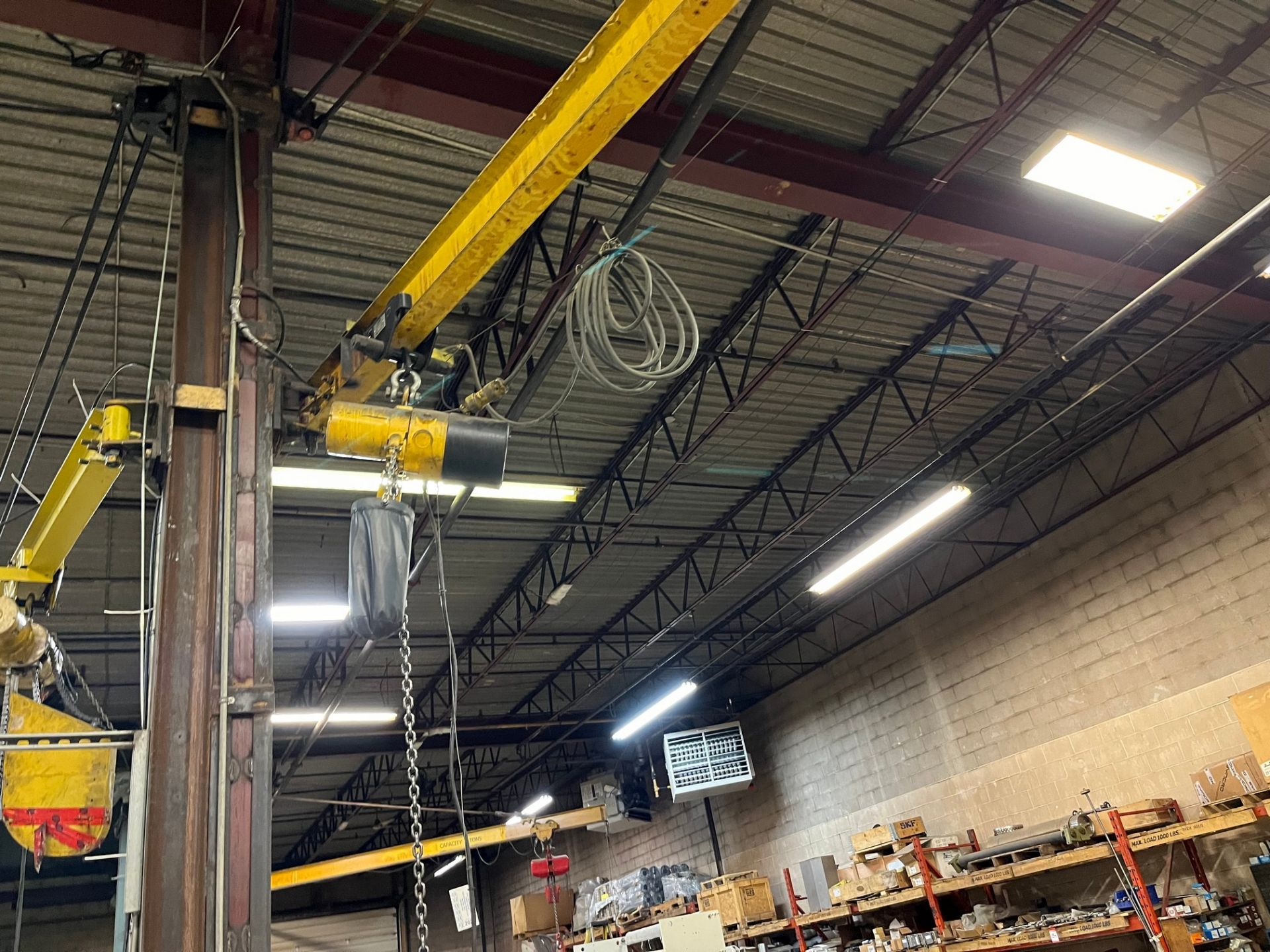 1-TON JIB ARM W/ 1/2-TON CAP. ELECTRIC HOIST - Bild 3 aus 3