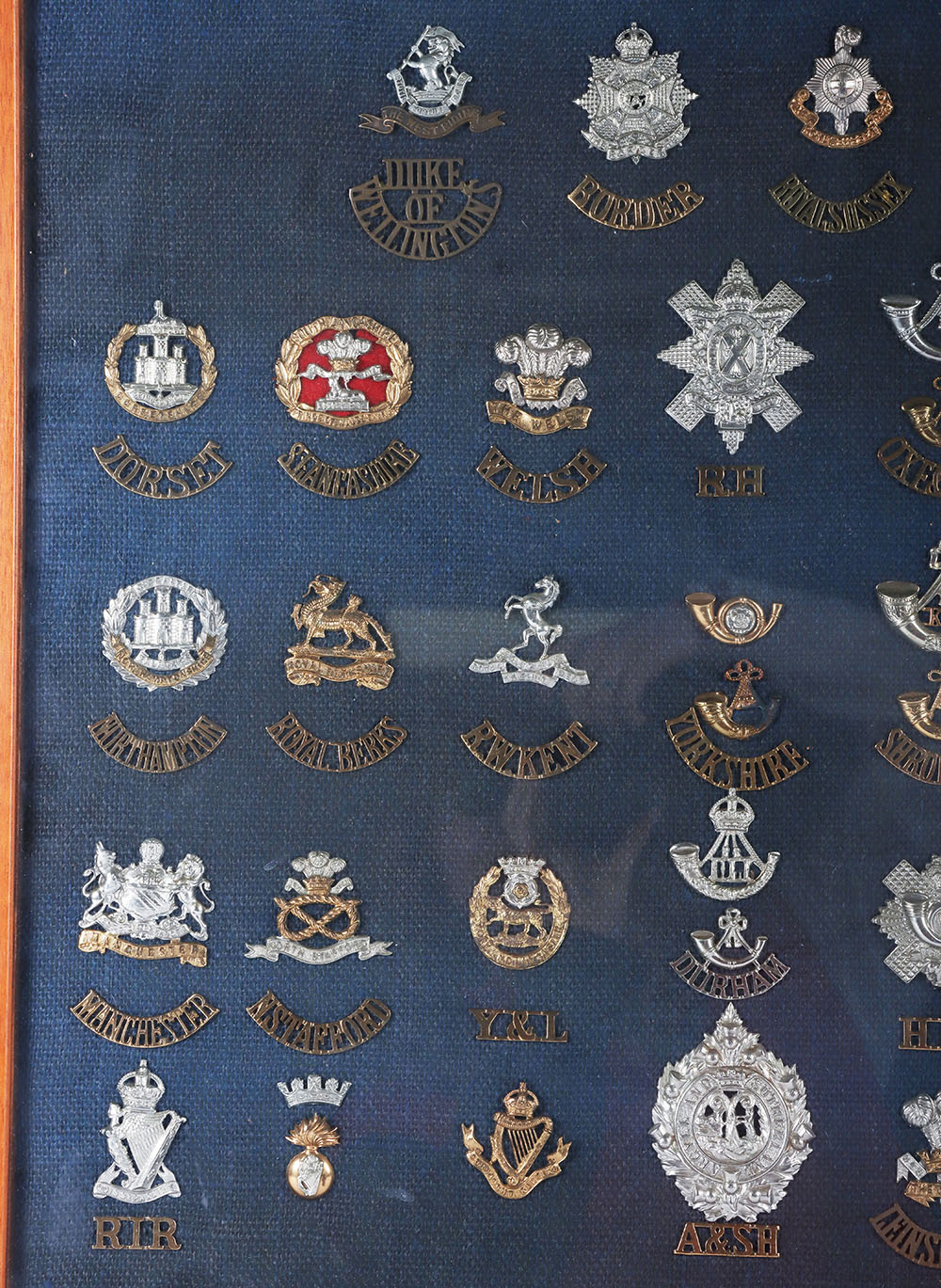 Framed Collection of British Infantry Cap Badges and Shoulder Titles - Bild 2 aus 4