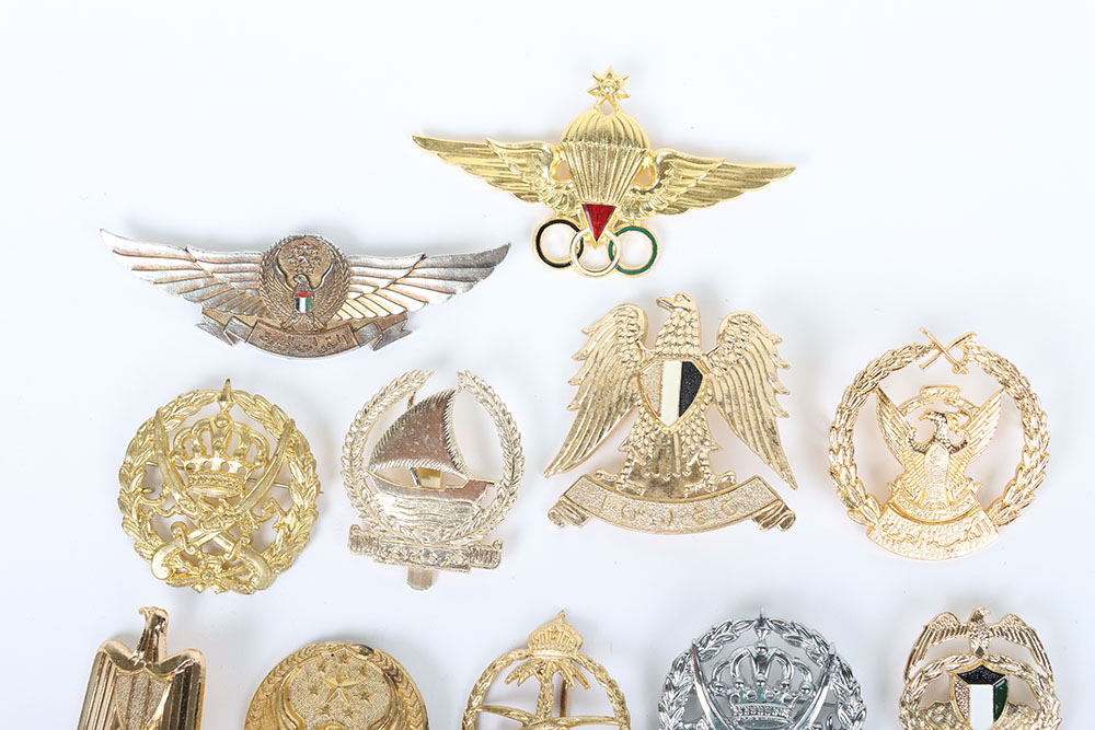 Large quantity of Middle East Military metal cap & collar badges - Bild 2 aus 5