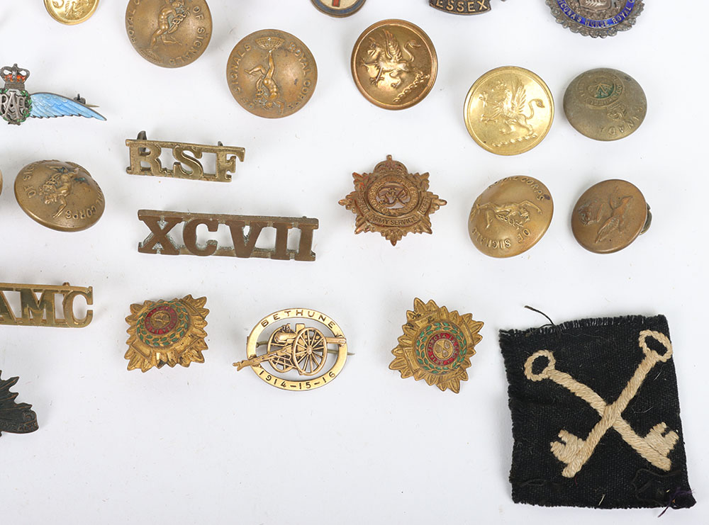 Large Quantity of cap badges, collar badges, cloth & metal shoulder titles - Image 4 of 5