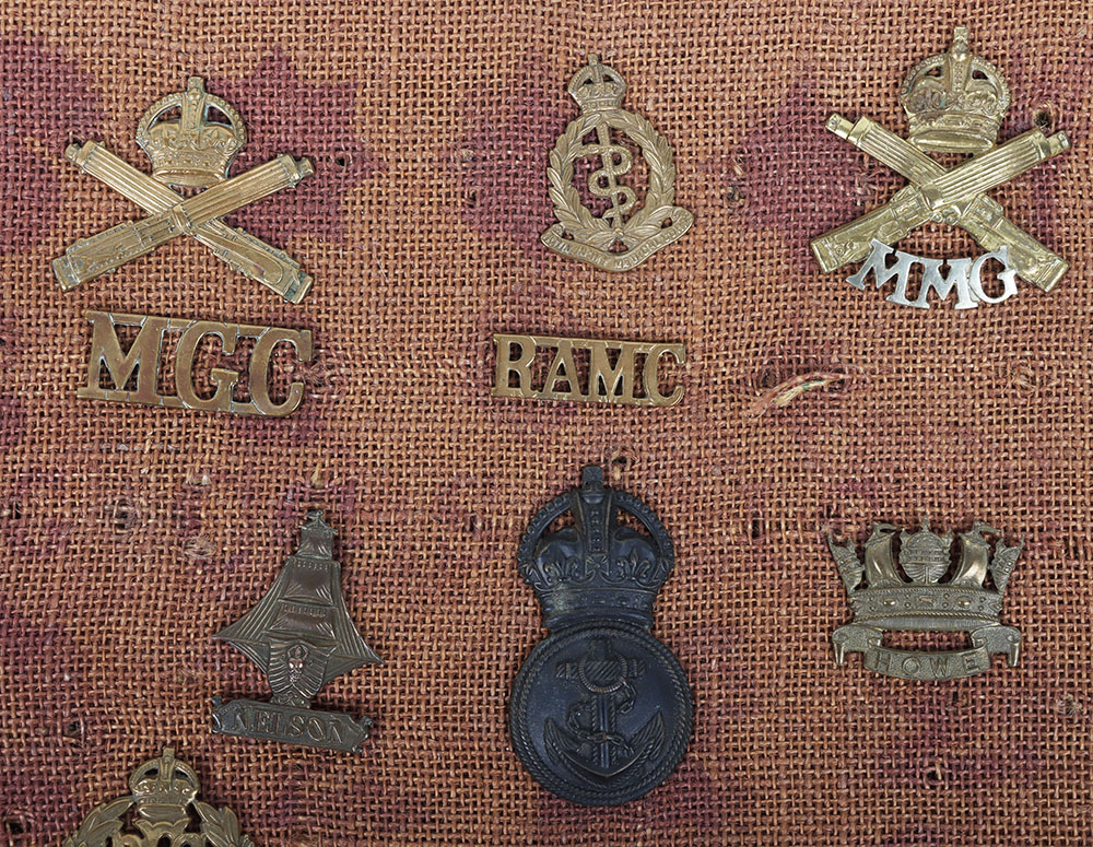 Assortment of British Military cap badges and shoulder titles - Bild 2 aus 4