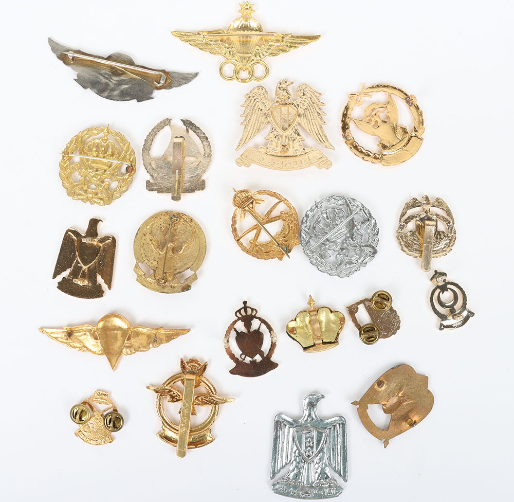 Large quantity of Middle East Military metal cap & collar badges - Bild 4 aus 5