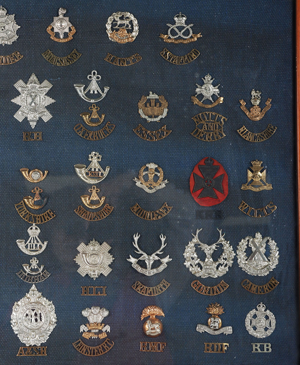 Framed Collection of British Infantry Cap Badges and Shoulder Titles - Bild 3 aus 4