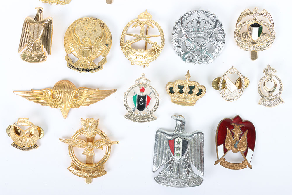 Large quantity of Middle East Military metal cap & collar badges - Bild 3 aus 5