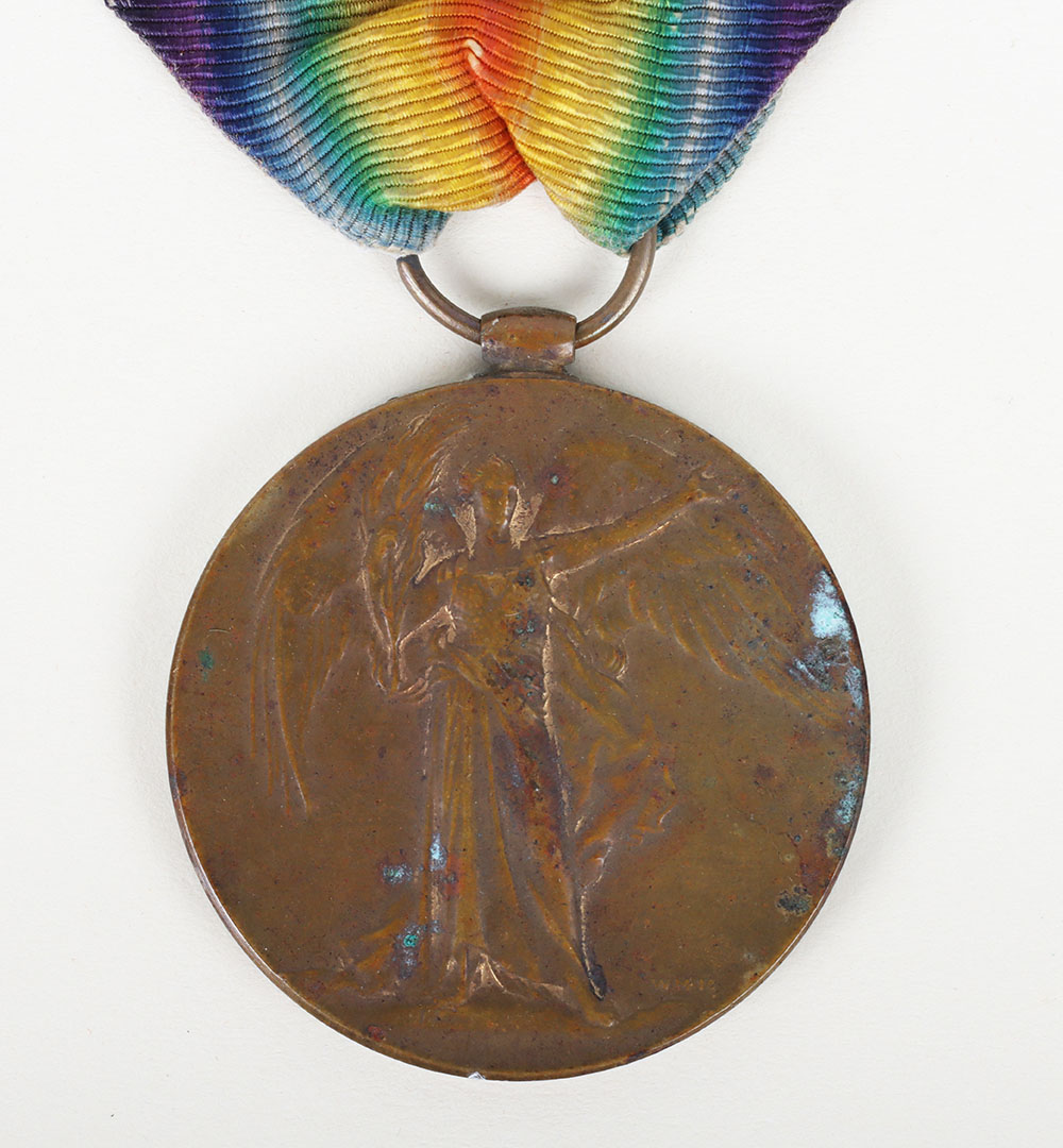 A single Victory medal to a soldier in the 8th Battalion Hampshire Regiment who landed a Suvla Bay i - Bild 2 aus 4