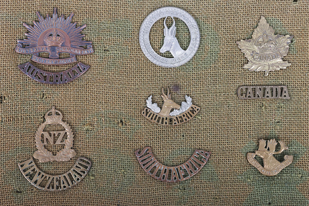 Small collection of Australian, South African & Canadian cap badges and shoulder titles - Image 2 of 3