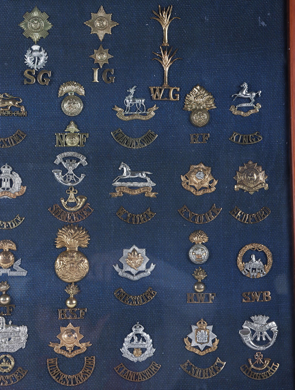 Framed Collection of British  Infantry Cap Badges and Shoulder Titles - Bild 3 aus 4