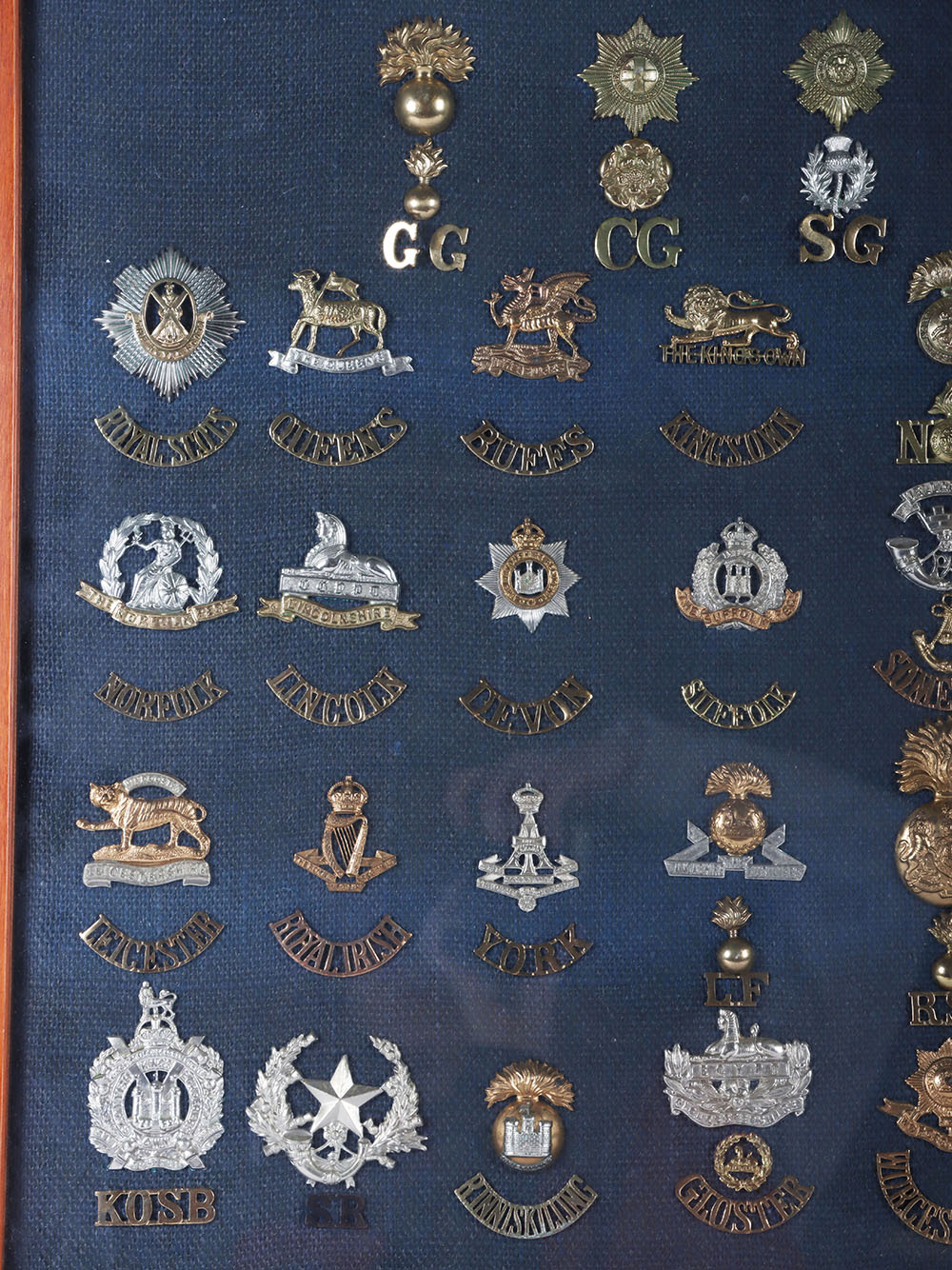 Framed Collection of British  Infantry Cap Badges and Shoulder Titles - Bild 2 aus 4