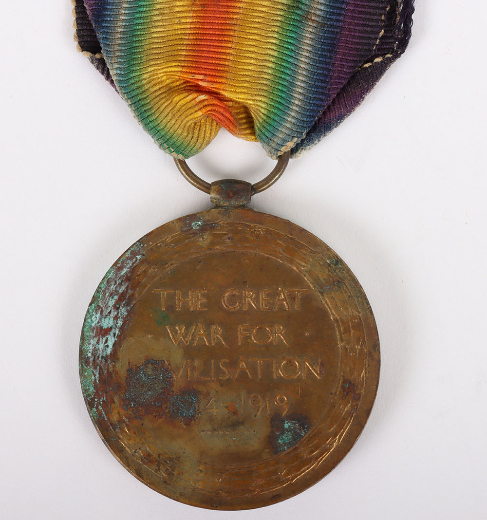 A single Victory medal to a soldier in the 8th Battalion Hampshire Regiment who landed a Suvla Bay i - Bild 3 aus 4