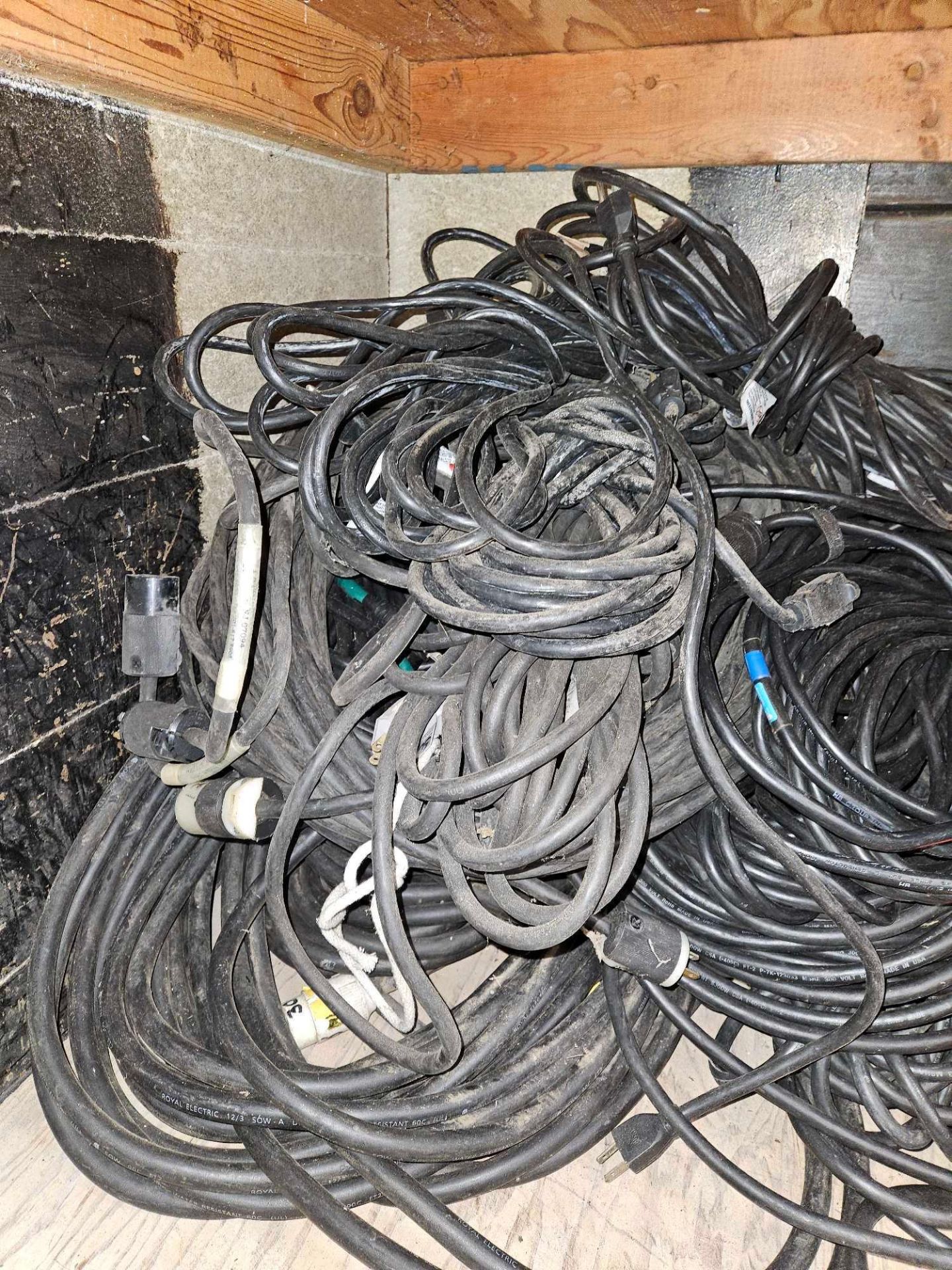 Lot of assorted 12/3 black extension cords with single tap, (2) 100ft, (1) 80ft, (4) 50ft, (30 40ft - Image 2 of 2